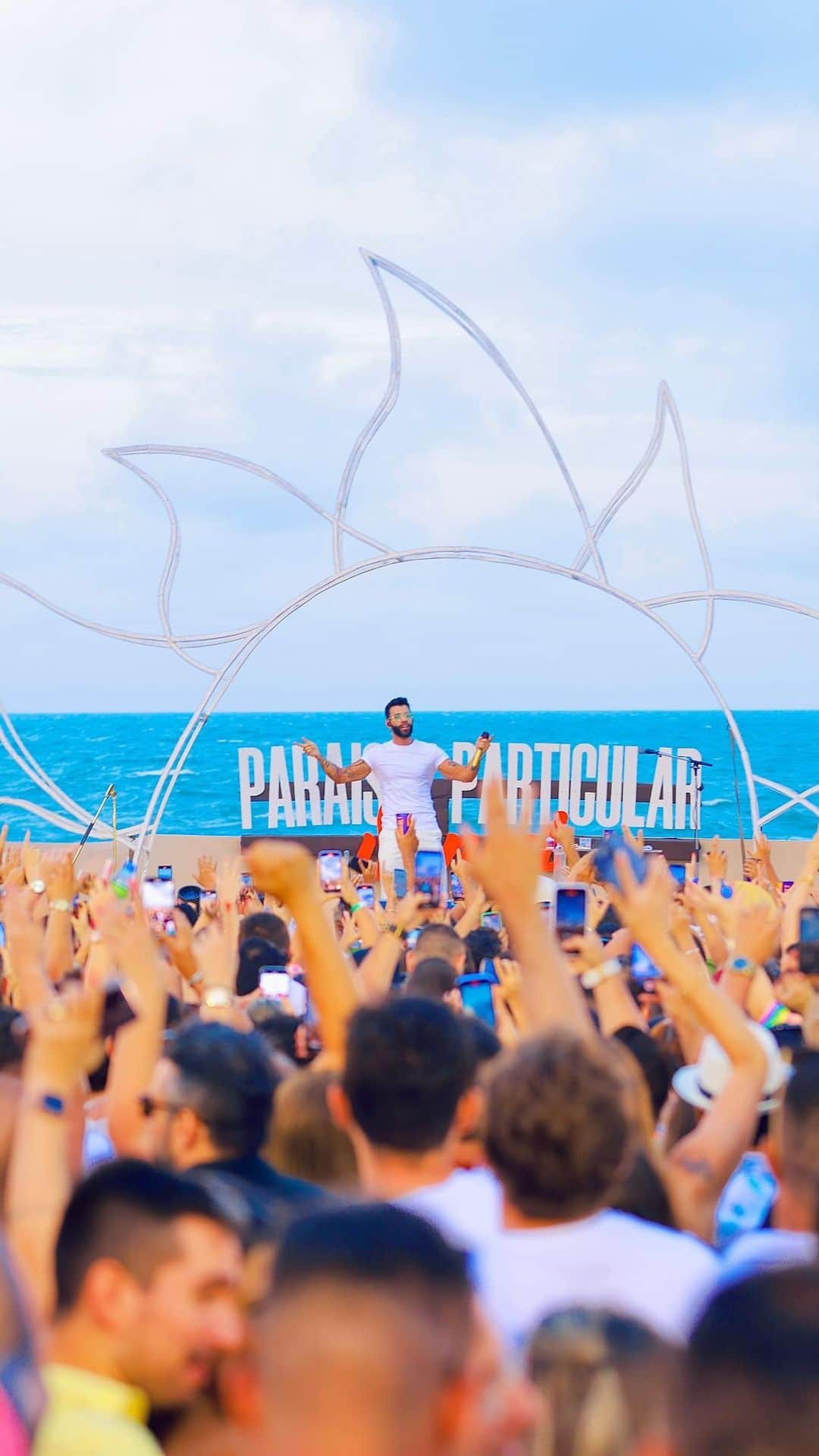 グスタボ・リマのインスタグラム：「Um lançamento histórico! 🏛️ A primeira edição do Paraíso Particular Sunset foi um sucesso absoluto, com todos os ingressos vendidos. Assistindo a este vídeo, a vontade é de voltar a este dia tão especial, onde começo novos projetos e experiências. Saber que tenho o apoio de vocês tornou esse lançamento muito mais incrível! Obrigado a todos que estiveram comigo nessa. Que venham as próximas! ☀️   #Tbt #ParaisoParticularSunset」
