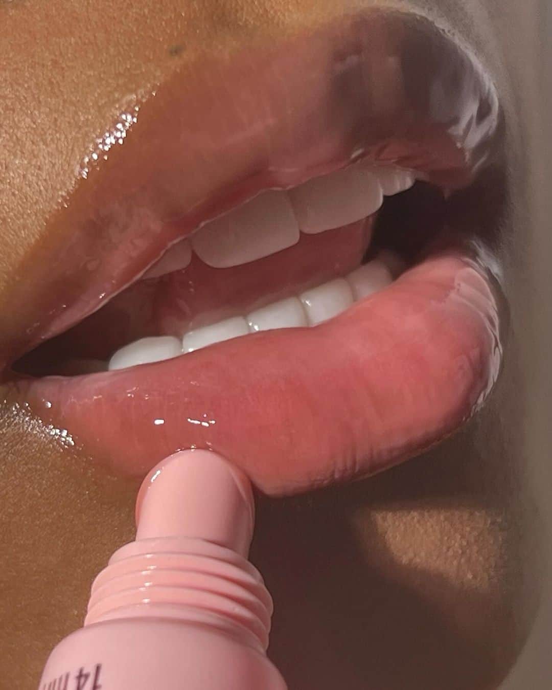 Kylie Cosmeticsさんのインスタグラム写真 - (Kylie CosmeticsInstagram)「the glossier the better 👄 ft. our underestimated gloss drip」12月22日 7時06分 - kyliecosmetics