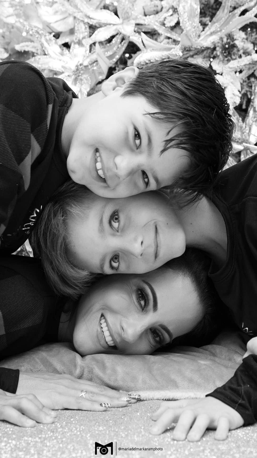 ポーラ・ベビラクアのインスタグラム：「Amor es …….  Gracias @mariadelmarkaramphoto por estar y captar tantos momentos !   #hijos #amor #mamás」