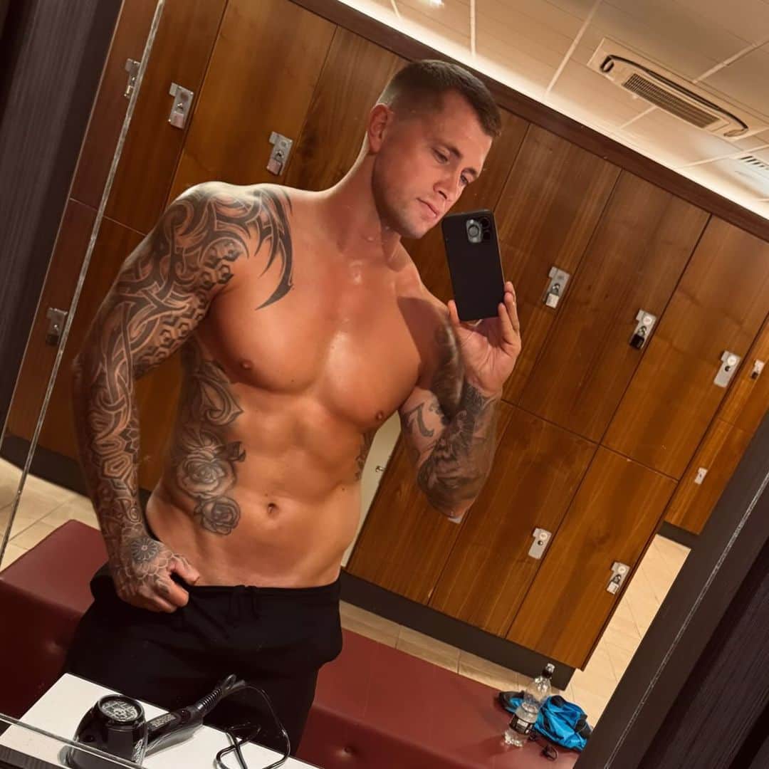 ダニエル・オズボーンのインスタグラム：「Starting to feel better in the gym again after some time out… but now it’s Christmas time!!.. 🎄 Do you continue to train through Xmas - New years and keep the same diet? Do you have a break & pig out? Or do you continue training & pig out? 😄 I still can’t decide what route to take this Xmas!」