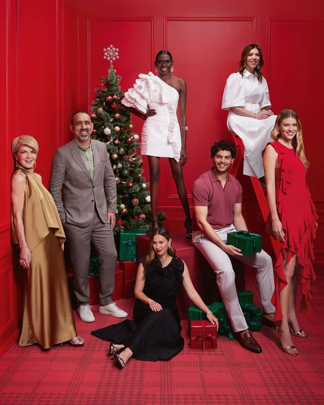 Victoria Leeさんのインスタグラム写真 - (Victoria LeeInstagram)「Celebrating 185 years of Christmas with @davidjonesstore!🎄✨ So excited to be a part of this campaign alongside my fellow Friends of David Jones❤️. Thank you to the amazing team for such a fun day and for bringing this campaign to life. Wishing everyone a safe and happy Christmas💫  🖤Editor in Chief & Head of Content: @pipmoroney Managing Editor: @rochellemc3 Content Director: @marielasummerhays Fashion Director: @claudiajukic Design Director: @ceeteee Art Director: @jamesfr Production Director: @rebeccamooreproductions Creative Producer: @_adamayma_ Junior Producer: @william_hutt Stylist: @kate_darvill @barepsau Fashion Assistant: @portialauchlan Photographer: @manolocampion @dlm_au DP: @jamesandersondp @dlm_au Set Stylist: @kirstenbookallil @barepsau Food Stylist: lisafeatherby Makeup: @lindajefferyesmakeup @theartistgroup Hair: @darrensummors @ap__reps」12月22日 9時26分 - victorialee