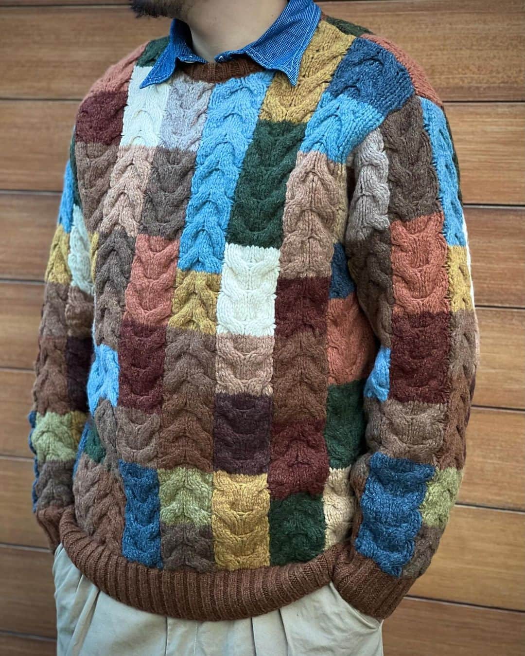 BEAMS+さんのインスタグラム写真 - (BEAMS+Instagram)「・  BEAMS PLUS RECOMMEND  BEAMS PLUS  “Patchwork hand-knit”  The patchwork series has been a staple of BEAMS PLUS every season. This season, the cable knit is handmade, and the hand-knit fabric and texture are unique to hand-knitting.  -------------------------------------  BEAMS PLUS で毎シーズン定番になっているパッチワークシリーズ。 今シーズンはハンドメイドで仕立てられたケーブルニット、手編みならではの編み地と風合いをお楽しみください。   #beams #beamsplus #beamsplusharajuku  #mensfashion #handknitsweater」12月22日 19時40分 - beams_plus_harajuku