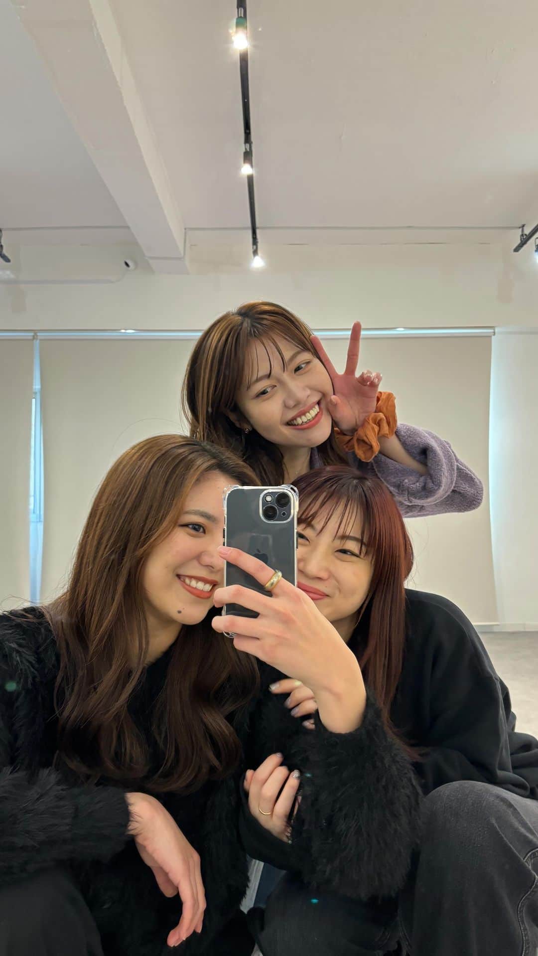 吉田晴香のインスタグラム：「食べてばかりではいられない、、と思い、、笑  みつき@mitsuki.o322 と一緒に みく @miku___tk に ダンスを教えてもらってます💃✨  もうすぐクリスマスですね〜🎄🤶」