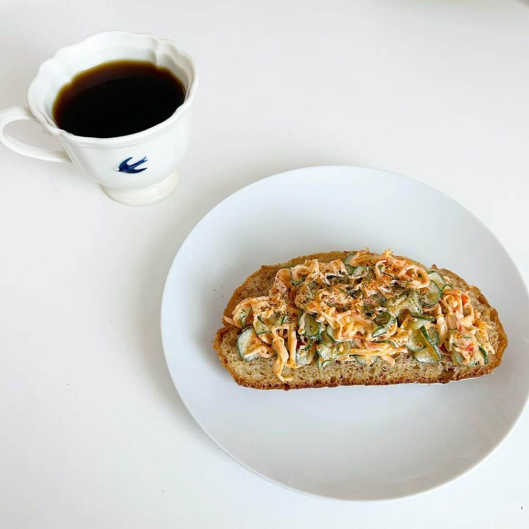 小林亜実のインスタグラム：「. 新入りのstudioMのアーリーバードのマグカップ☕️ 買った次の日にすぐ使いました（笑） お皿もいろいろ可愛かったけどまずはマグを購入♡ パンの上にはカニサラダ🥗 マグ自慢したかったのでシンプルな食卓になりました🕊️ . . . . #朝食 #朝食プレート #朝ごはん #朝ごパン #おうちごはん #コーヒー #カフェラテ #ラテ #breakfast #bread #coffee #latte #아침식사　#카페라떼　#아침밥　#라떼　#커피　#빵　#🥣 #☕️ #🍞 #studiom #アーリーバード」