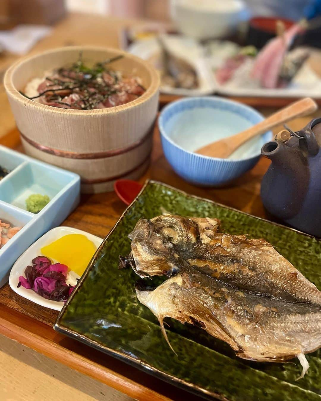 芝彰子さんのインスタグラム写真 - (芝彰子Instagram)「♨️ in熱海  美味しいものが沢山🐟🍡☕️ (最後までスワイプしてみてください🤣)  【囲炉茶屋🥢】 鯵の干物&鯵茶漬け🐟 @irorichaya_info   【旦那屋】焼き団子🍡 のり醤油、あん&みたらし(←写真撮り忘れました😂) @atami_tannaya  【いいらまんじゅう】 黒糖(つぶあん)にしたのだけど 抹茶(こしあん)も食べればよかったなーと🥺💔  【CAFE KICHI】 熱海に来ると訪れるカフェ。 とっても雰囲気が良いのです🫶 @__cafekichi  (今回は見送ったけどスコーンおすすめ🤭❣️)  .  #良い雰囲気の場所に限って大体こんな顔してる笑 #普段いつもこんなでごさいます😂 #食べ歩き #熱海旅行 #熱海 #熱海カフェ #熱海ランチ #熱海スイーツ #熱海 #熱海グルメ #寄ったところ全部紹介」12月22日 21時01分 - akiaki1221