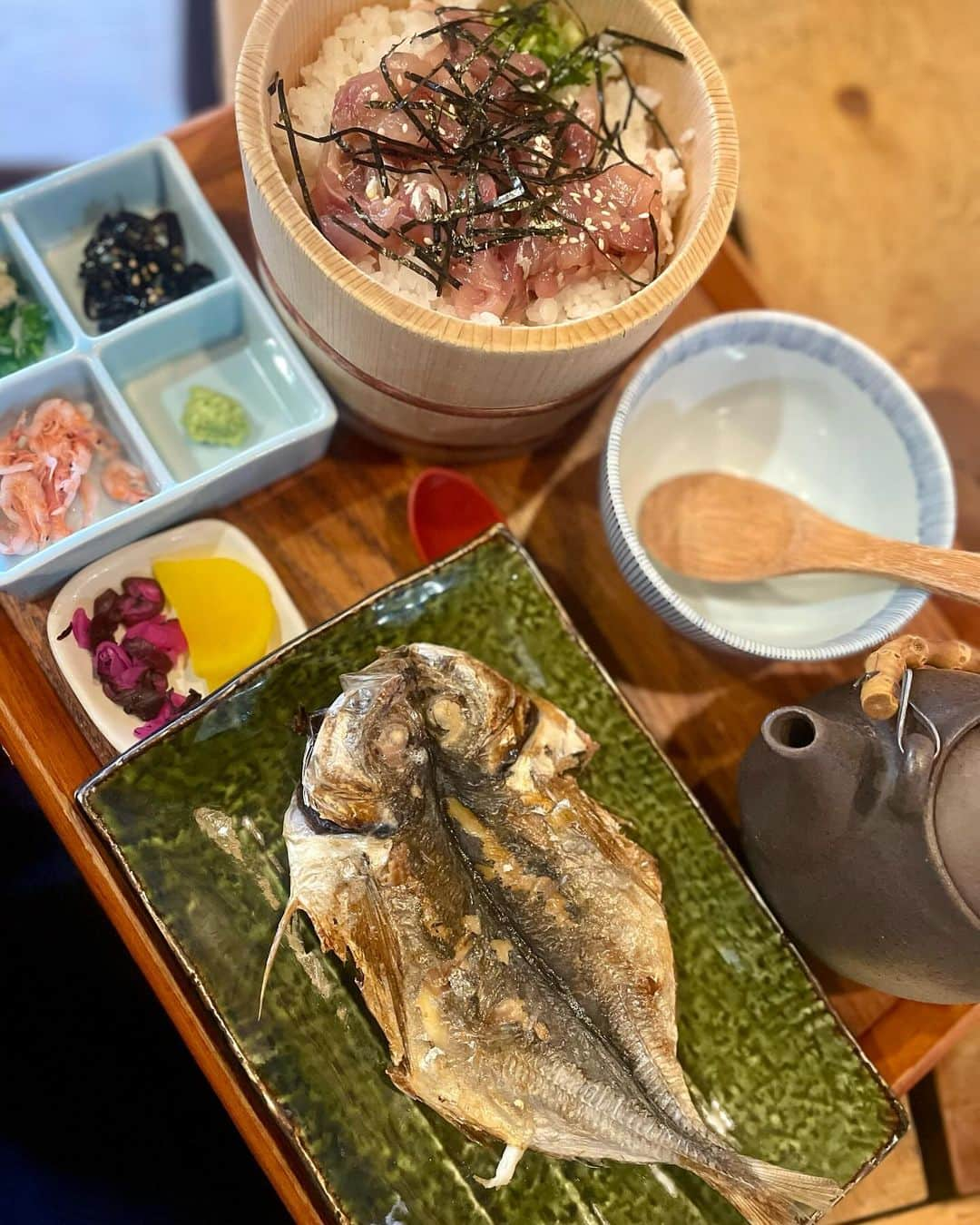 芝彰子のインスタグラム：「♨️ in熱海  美味しいものが沢山🐟🍡☕️ (最後までスワイプしてみてください🤣)  【囲炉茶屋🥢】 鯵の干物&鯵茶漬け🐟 @irorichaya_info   【旦那屋】焼き団子🍡 のり醤油、あん&みたらし(←写真撮り忘れました😂) @atami_tannaya  【いいらまんじゅう】 黒糖(つぶあん)にしたのだけど 抹茶(こしあん)も食べればよかったなーと🥺💔  【CAFE KICHI】 熱海に来ると訪れるカフェ。 とっても雰囲気が良いのです🫶 @__cafekichi  (今回は見送ったけどスコーンおすすめ🤭❣️)  .  #良い雰囲気の場所に限って大体こんな顔してる笑 #普段いつもこんなでごさいます😂 #食べ歩き #熱海旅行 #熱海 #熱海カフェ #熱海ランチ #熱海スイーツ #熱海 #熱海グルメ #寄ったところ全部紹介」