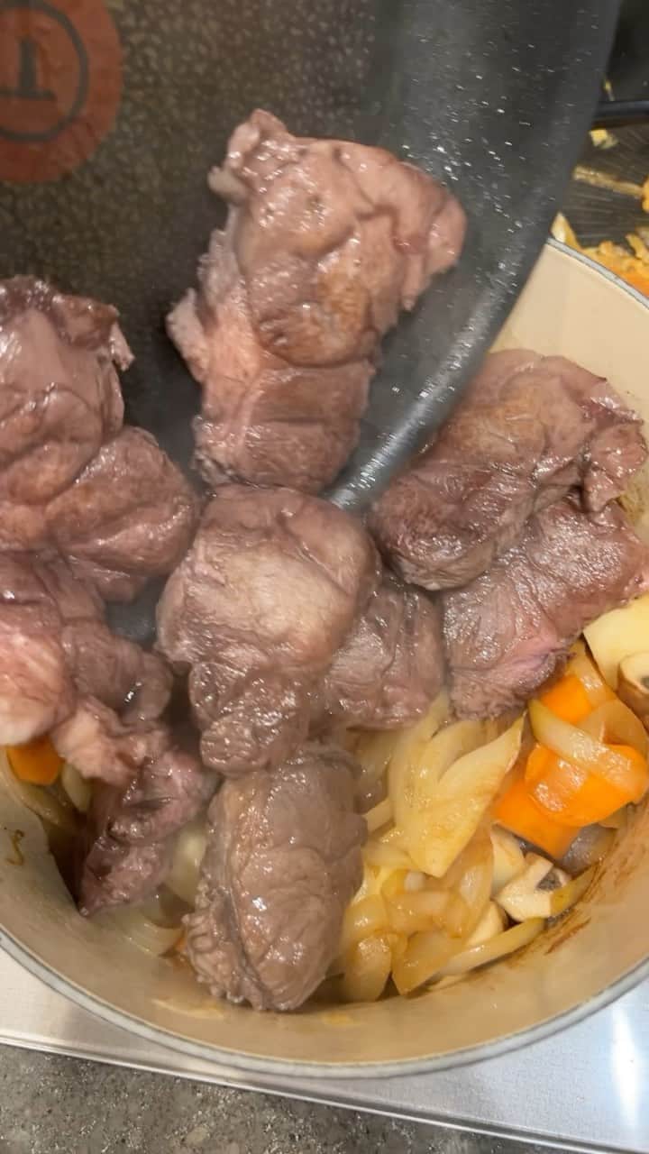 仲嶺梨子のインスタグラム：「. ル・クルーゼのお鍋をクリスマスプレゼントに買いました🤪自分に。笑 早速明日の仕込み🤪 なんでしょう！！？ 途中飲んでるよね🍷」