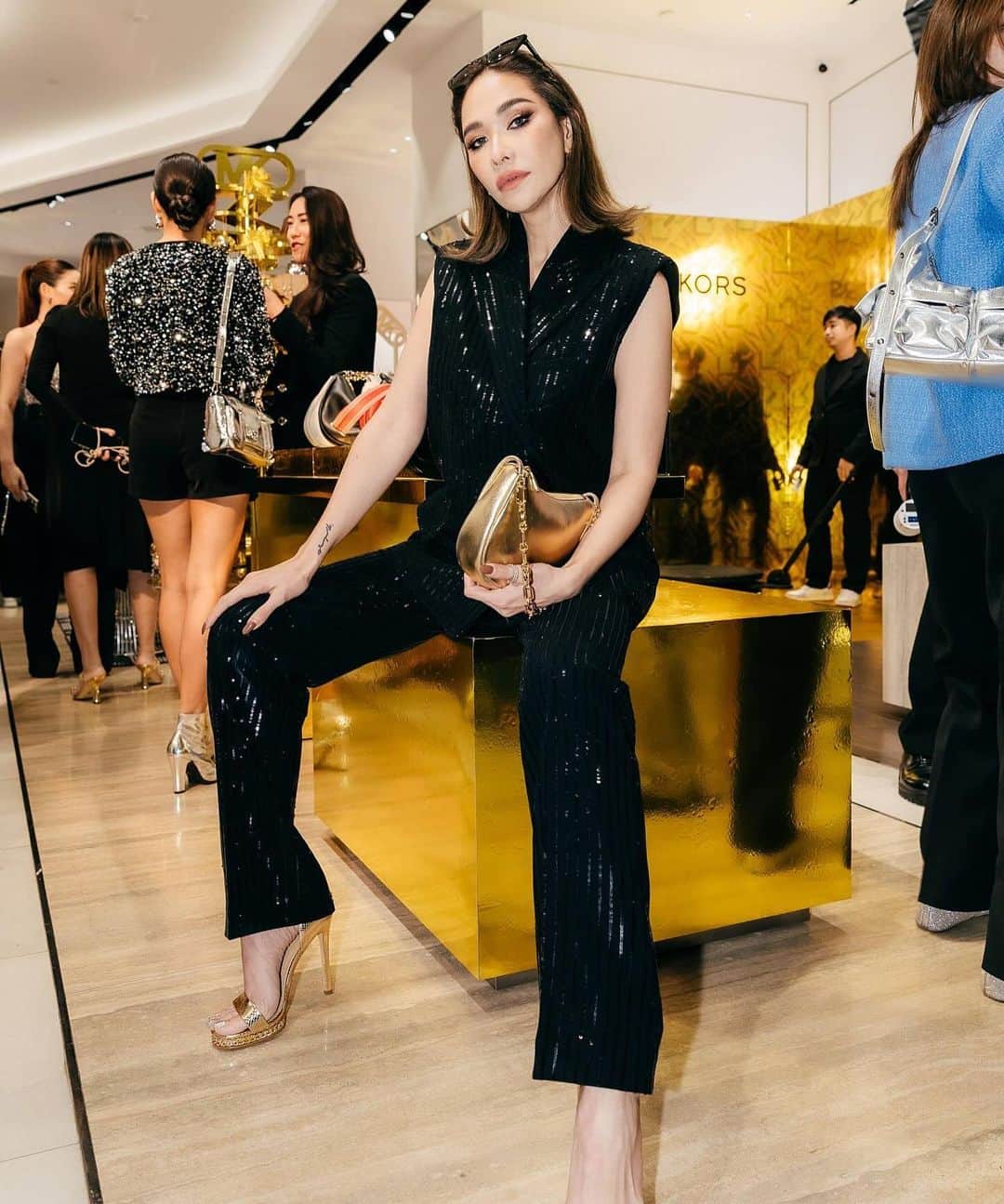 Laila Boonyasakのインスタグラム：「Michael Kors Celebrates Holiday 2023 with the highlight of the Official Launch on our Empire Signature Logo Collection ❤️🎅🏻🍾🎄   @MichaelKors #MichaelKors #MichaelkorsThailand #Valiram」