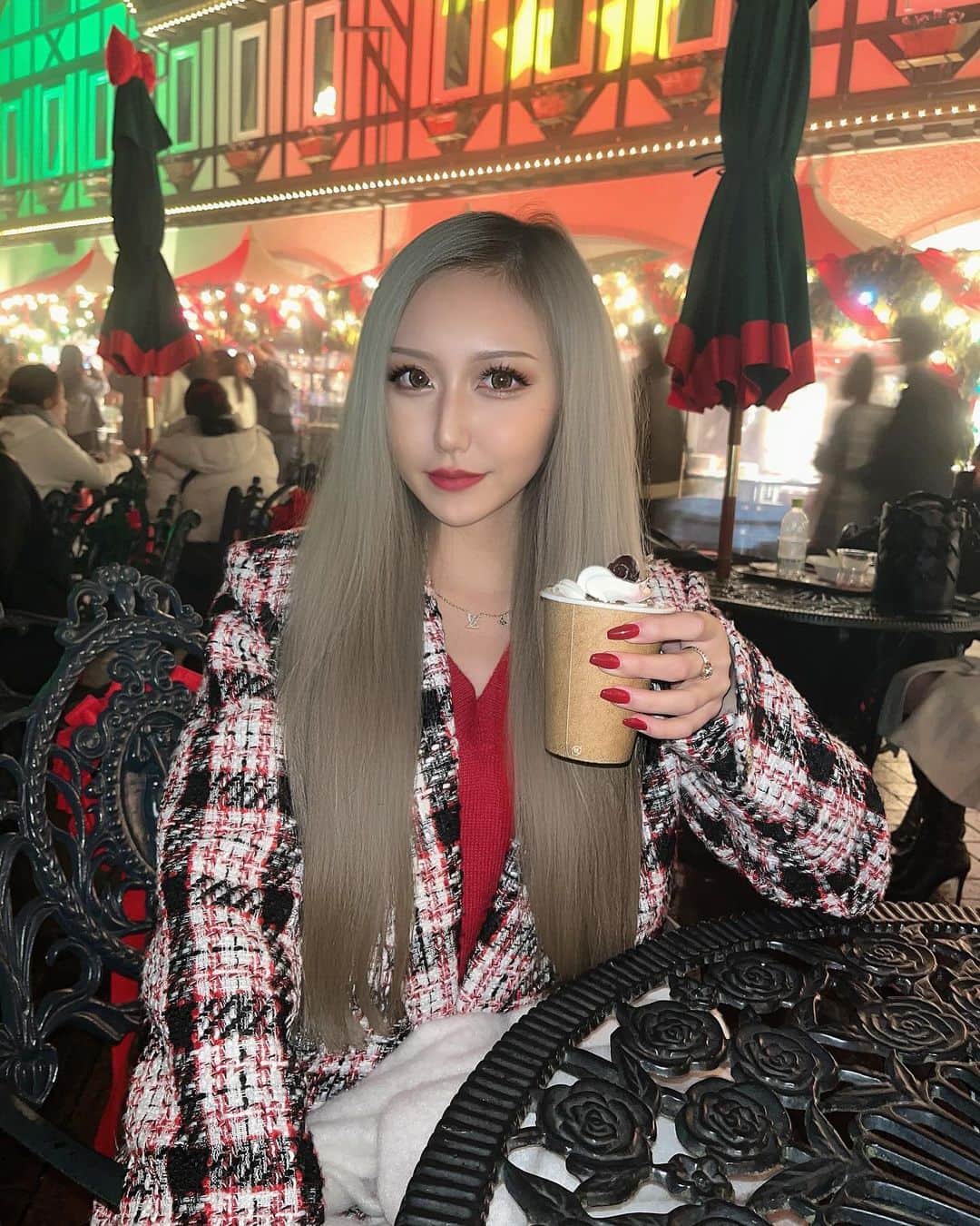 𝐌𝐈𝐘𝐀𝐁𝐈さんのインスタグラム写真 - (𝐌𝐈𝐘𝐀𝐁𝐈Instagram)「クリスマスぽいこと沢山できてうれしい🎄🎅🏻❤️  キラキラの街並みほんとにテンションあがる😖💓💓  . . . . .  #クリスマス #クリスマスマーケット #神戸布引ハーブ園 #クリスマスコーデ #クリスマスメイク #クリスマスネイル #ギャルコーデ #ギャル #赤ニット #ニットコーデ #イルミネーション」12月22日 21時34分 - miii_b1n