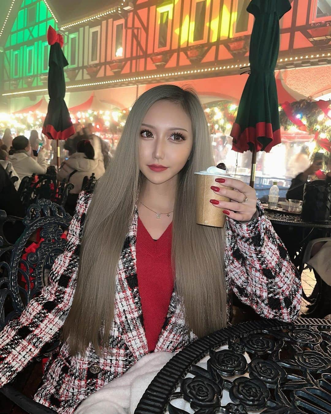 𝐌𝐈𝐘𝐀𝐁𝐈のインスタグラム：「クリスマスぽいこと沢山できてうれしい🎄🎅🏻❤️  キラキラの街並みほんとにテンションあがる😖💓💓  . . . . .  #クリスマス #クリスマスマーケット #神戸布引ハーブ園 #クリスマスコーデ #クリスマスメイク #クリスマスネイル #ギャルコーデ #ギャル #赤ニット #ニットコーデ #イルミネーション」