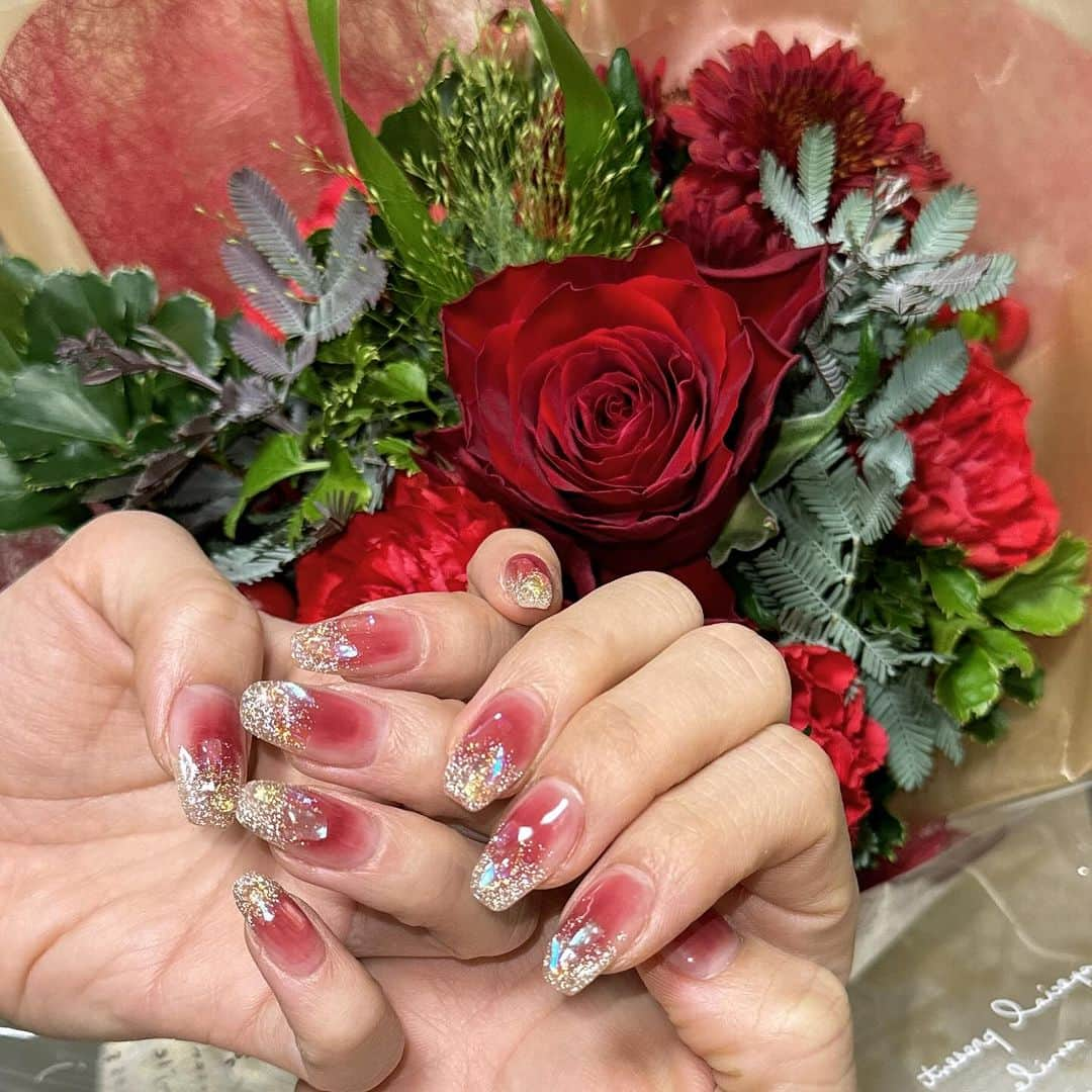 えれちゃんさんのインスタグラム写真 - (えれちゃんInstagram)「今年最後のネイル💅🌹 年末って不便ですね🥲🥲🥲  来年の抱負考えて寝てるよ😴」12月22日 15時06分 - erena_hazuki