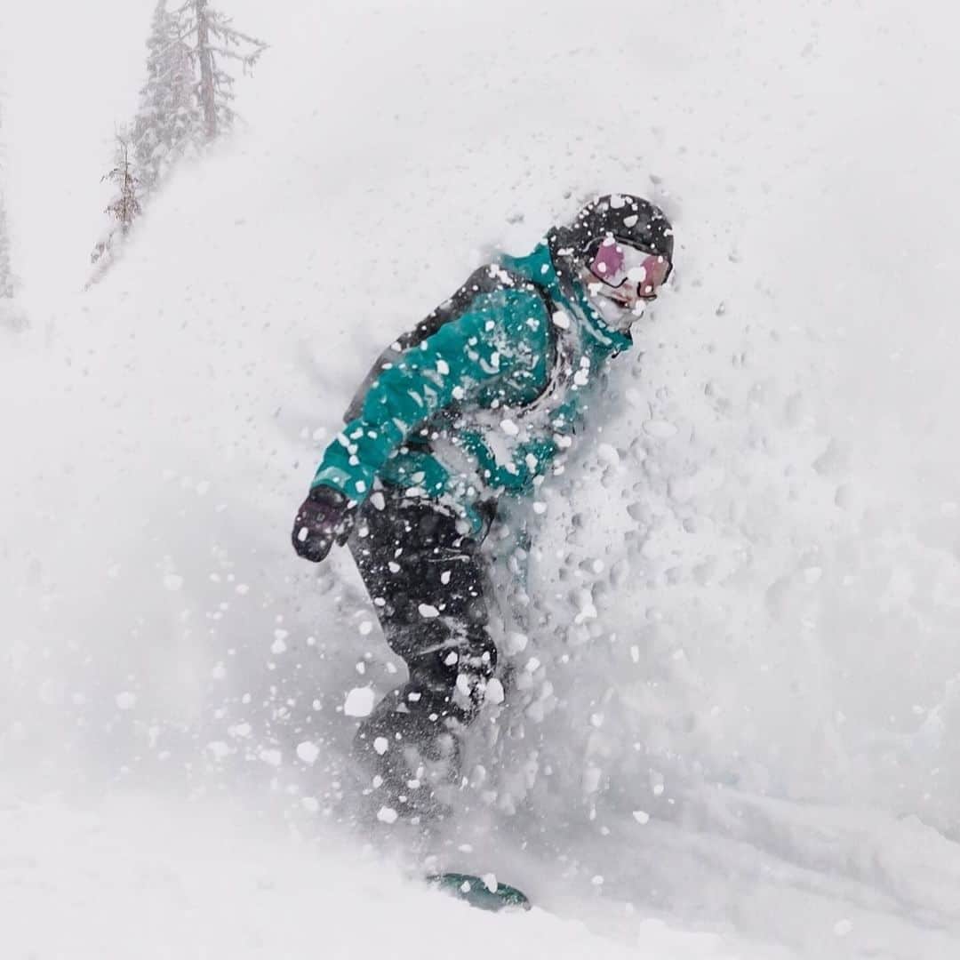 VolcomJapanさんのインスタグラム写真 - (VolcomJapanInstagram)「NYA TDS® GORE-TEXジャケットは、女性用アイテムの中でも最もテクニカル🏂  寒冷な冬の気候でのパフォーマンスを向上させたこのジャケットは、暖かく重さを感じさせない❄️🏔️  #TrulyDefined #TrueToThis #Volcom #VolcomJapan #volcomsnow #ボルコム  .  .  .  .  .  .  .  .  .  .  #TDS #Gore-tex #jacket #ジャケット」12月22日 15時19分 - volcomjapan