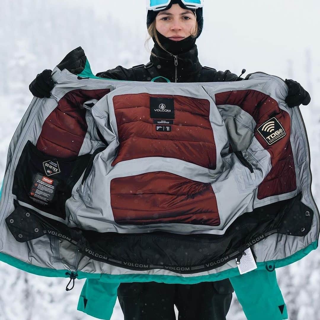 VolcomJapanさんのインスタグラム写真 - (VolcomJapanInstagram)「NYA TDS® GORE-TEXジャケットは、女性用アイテムの中でも最もテクニカル🏂  寒冷な冬の気候でのパフォーマンスを向上させたこのジャケットは、暖かく重さを感じさせない❄️🏔️  #TrulyDefined #TrueToThis #Volcom #VolcomJapan #volcomsnow #ボルコム  .  .  .  .  .  .  .  .  .  .  #TDS #Gore-tex #jacket #ジャケット」12月22日 15時19分 - volcomjapan