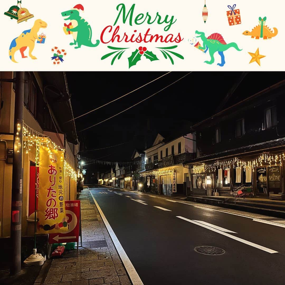 ari ta suのインスタグラム：「有田町の内山(大樽・幸平・赤絵町)では、 クリスマスイルミネーションが綺麗です🎅  旧佐賀銀行有田支店跡地には3mのクリスマスツリーもあります🎄  アリタセラでマシュマロクリスマス→ 内山地区のクリスマスイルミネーションなんて楽しみ方もオススメです‼️🚗🌲✨  #サンタさんお疲れ様  息子は#恐竜が好き  #有田町クリスマス  #クリスマスイベント #アリタセラ#マシュマロ  #アリタマシュマロクリスマス  #佐賀県#有田町#有田焼⠀ #aritajapan⠀ #佐賀旅行#九州旅行#九州観光⠀ ⠀ #うつわ好き⠀ #器好き#器好きな人と繋がりたい⠀ #器好きな人とつながりたい」