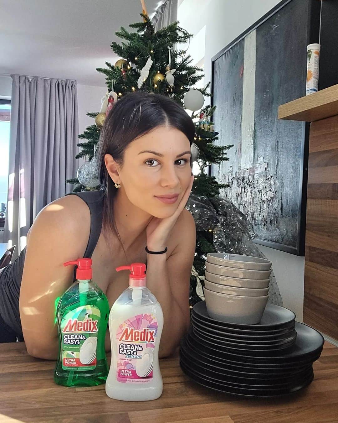 ツベタナ・ピロンコバのインスタグラム：「Коледа е един от любимите ни празници, да не кажа най-любимият!🎄🎅❤️ Времето навън е хладно, всички са си вкъщи, огън гори в печката, настроението е приповдигнато и е...уютно!☃️🎄💫 Напоследък се увличам по готвенето и споделям, експериментирам, уча се от по-опитните около мен.🥖👩‍🍳🍪🍳 Обикновено творя през почивните дни, когато имам малко повече време да се развихря! 😅😅 Разбира се кулинарното развихряне е свързано и с много развихряне на мивката после, за да мия по-обемните съдовете и тавите, но и там имам надежден помощник. Medix Clean & Easy е мощен срещу мазнините и изключително удобен за ползване, благодарение на вградената си помпа. Спестява време и усилия за по-важните неща на празника. ❤️ #Christmas #familytime #medix #ad」