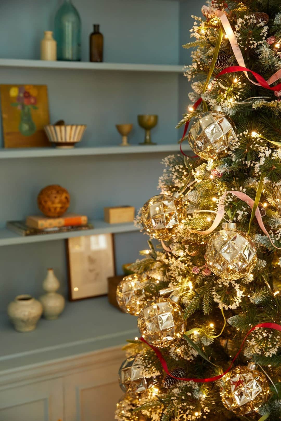 ローラアシュレイのインスタグラム：「Decorate your Christmas tree with our range of LED decorative baubles.⁣ ⁣ Beautifully indulgent, these baubles sets all include micro LED lights inside. With a clear iridescent finish, and pretty ribbons for hanging on the tree, you can't go wrong with them. ⁣ ⁣ 🔎 Set of 6 Smoked Glass LED Lit Baubles⁣ 🔎 Set of 6 Swirl Drop Glass LED Baubles⁣ 🔎 Set of 6 Stars Glass LED Baubles⁣ 🔎Set of 6 Iridescent LED Lit Baubles⁣ ⁣ Now available on laurashley.com and @nextofficial」