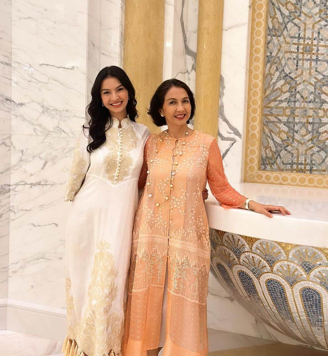 ラライン・シャーさんのインスタグラム写真 - (ラライン・シャーInstagram)「Happy Mama's day!  What a year of adventures with you🥰」12月22日 16時43分 - ralineshah