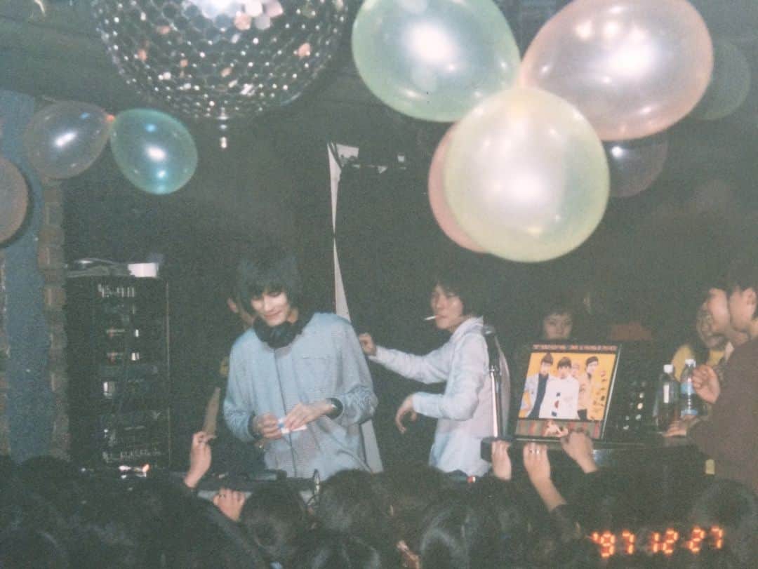 片平実のインスタグラム：「'97年末 この時Getting BetterにGuest  DJ 自分も当時チェーンスモーカーで たしか1晩3箱吸ってた  またやれたのも もうやれなくなったのも なんで今年だったんだろう  ずっと受け止められないし もはや受け止めない  十字架背負った  残されたもんに 改めて感動してるジジイも 初めて出会うレディも 掘り下げてデヴィッドなボウイも ステレオタイプなガールも  好きになったんなら それは仲間ってことだから ロックしてこ」