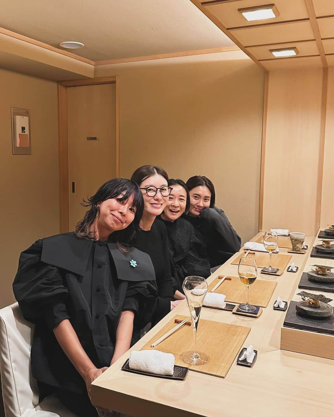 ともさかりえのインスタグラム：「⁡ 平和なメンバーで忘年会🍣 @taekohigashihara  @kanakosato1019  @setsuko_sagittaire  @sushi_marufuku  ⁡ 2枚目の写真の私の後ろには 実はカナちゃんが隠れている🥹🫶 ⁡ #靴 / @tsurubymarikooikawa  #帽子/ @entwurfein  #スカート/ @deuxiemeclasse  #ニット/ @myweakness_official」