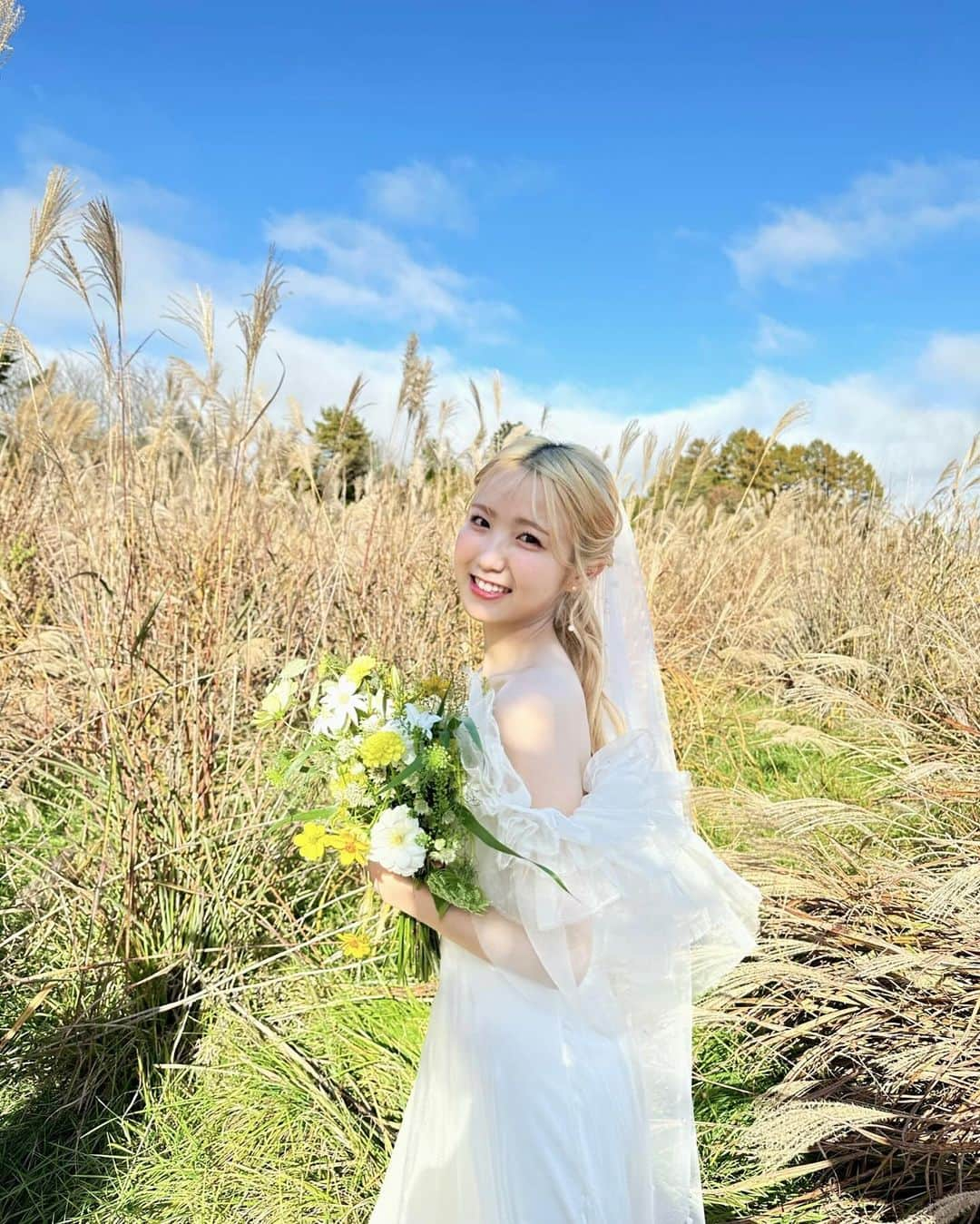 本田仁美さんのインスタグラム写真 - (本田仁美Instagram)「. 結婚しました👰🏼‍♀️  というのは冗談でなんと！！  本日12月22日(金)発売の「ゼクシィ国内リゾートウエディング2024Spring &Summer」 表紙を飾らせていただきました💍  人生初めてのウエディングドレスを軽井沢の紅葉と共に撮影していただけてとても光栄でした😌🍂  沢山の方々のお手に取っていただけますように☺︎ (車内での写真は停車中です)  #ゼクシィ国内リゾートウエディング  @zexy_resort」12月22日 17時52分 - 10_hitomi_06