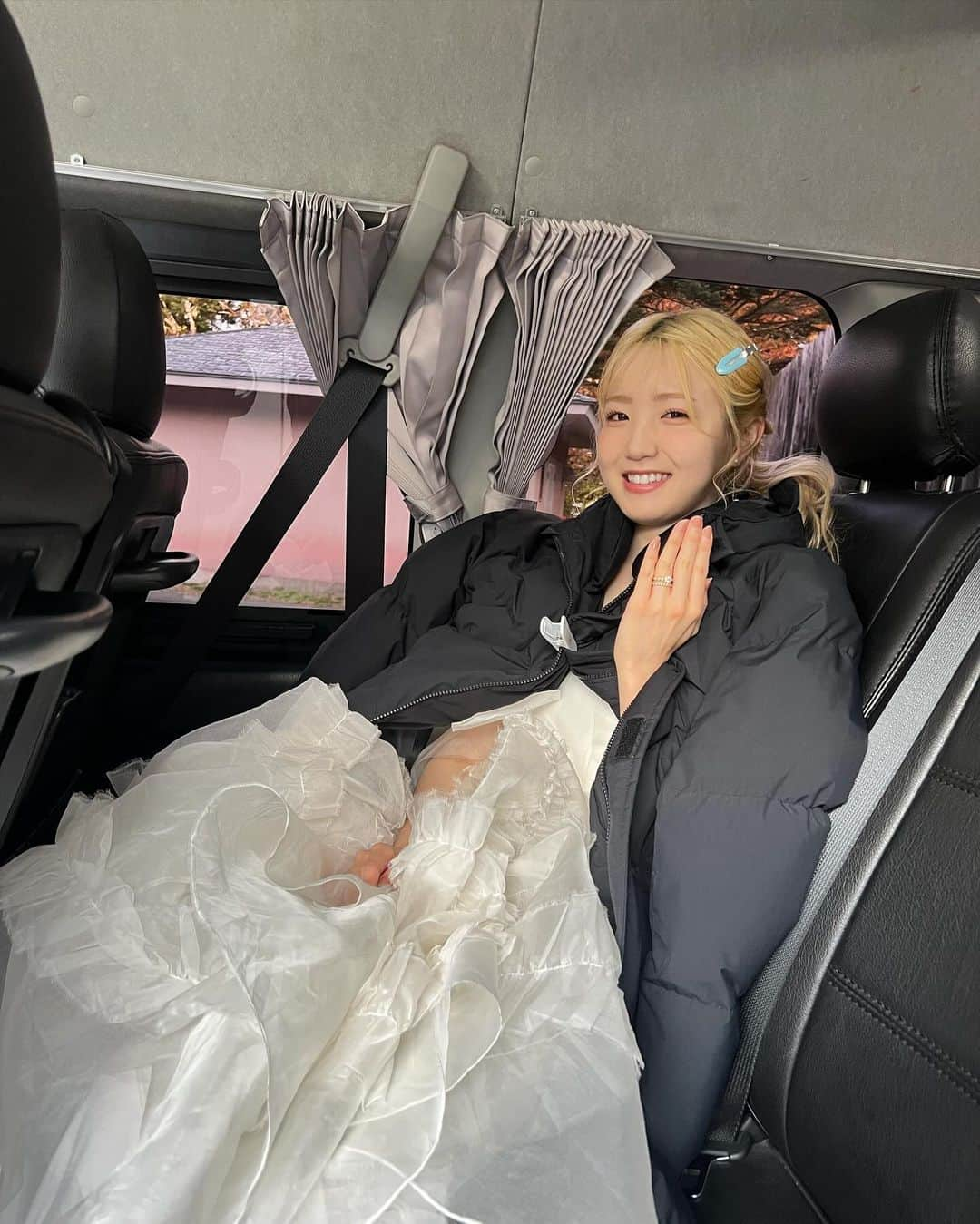 本田仁美さんのインスタグラム写真 - (本田仁美Instagram)「. 結婚しました👰🏼‍♀️  というのは冗談でなんと！！  本日12月22日(金)発売の「ゼクシィ国内リゾートウエディング2024Spring &Summer」 表紙を飾らせていただきました💍  人生初めてのウエディングドレスを軽井沢の紅葉と共に撮影していただけてとても光栄でした😌🍂  沢山の方々のお手に取っていただけますように☺︎ (車内での写真は停車中です)  #ゼクシィ国内リゾートウエディング  @zexy_resort」12月22日 17時52分 - 10_hitomi_06