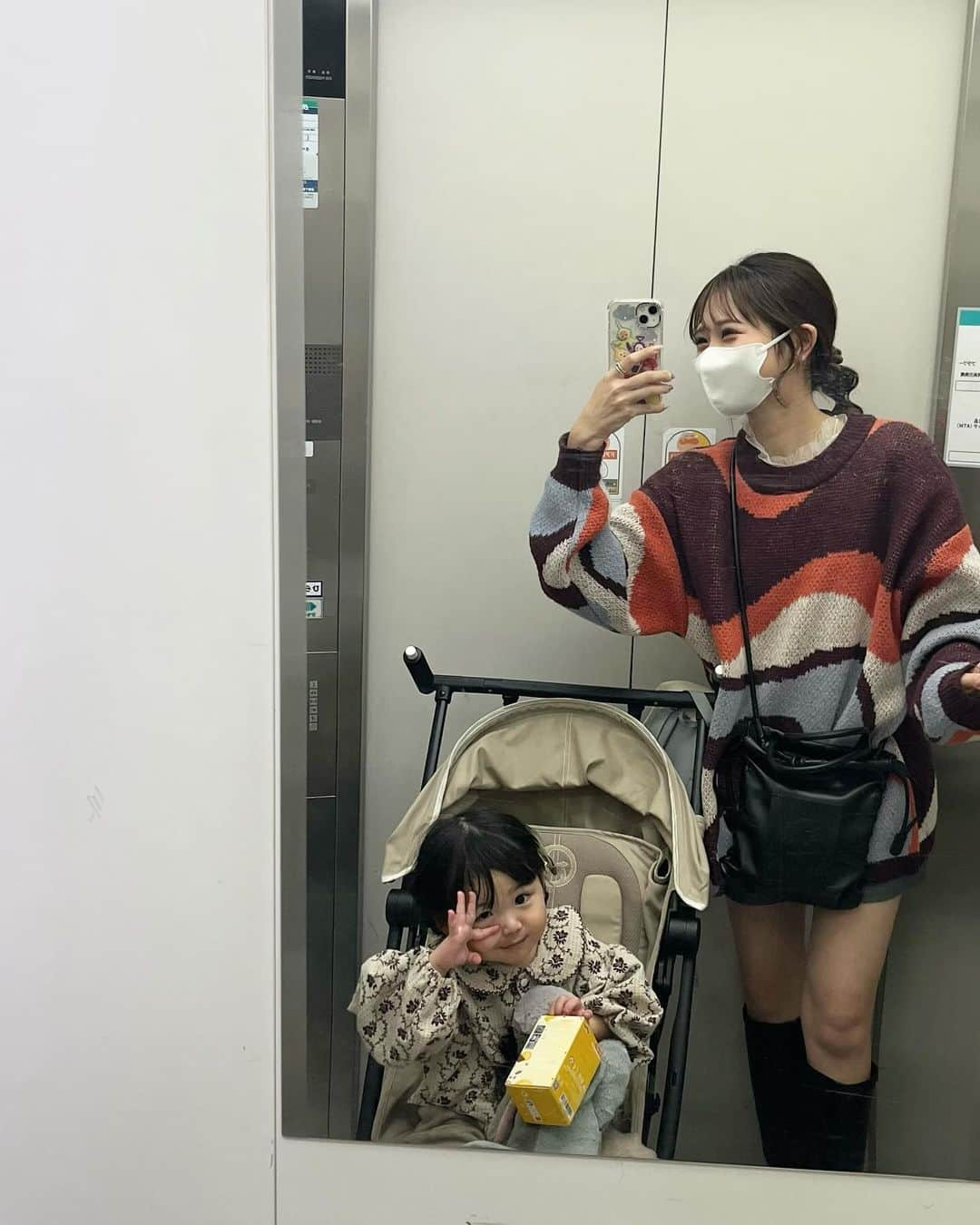 はやめいさんのインスタグラム写真 - (はやめいInstagram)「. ふたりでお買い物‪𝐃𝐚𝐲‬でした 🫶🏻 👧🏻  クリスマス前だからかどこも 混んでいますがみんな幸せそうに お買い物していてなんだか 幸せな気持ちになります ☺️  お洋服や鞄を迷った時に 娘にどっちがいいかと相談すると 「こっちのほうが似合ってるんじゃないー？」 と意見をくれるのがかわいいんです 😂🤍  knit @mivialoca マーブル柄がかわいい … 🐰 週末タイムセール中です -`📢⋆   #こども #こどものいる生活 #こどものいる暮らし#キッズ#ママスタグラム #むすめふく#プチプラコーデ #mamagirl#ママファッション #ママコーデ#親子服#親子コーデ#2歳 #2歳コーデ#mivialoca#ミヴィアロカ #柄ニット#ユニセックス」12月22日 19時10分 - haya.mei