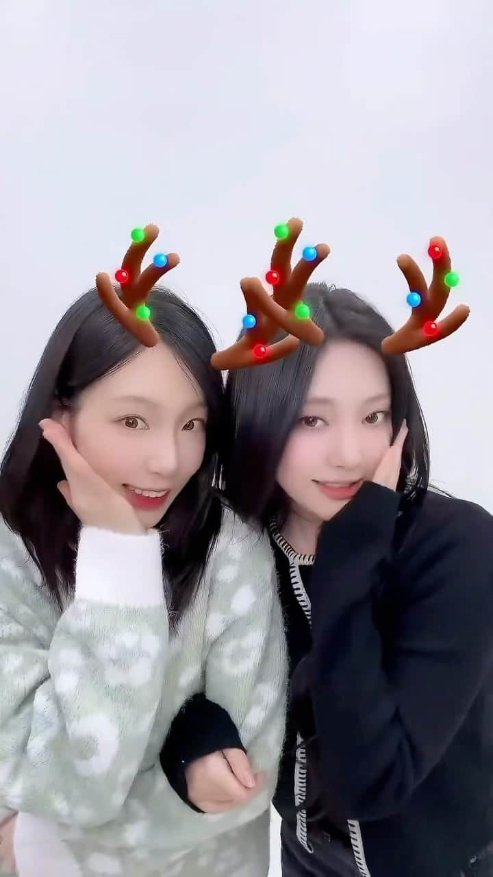 TAEYEONのインスタグラム：「Jingle Bell Rock 🎄🦌  #TAEYEON #태연  #NINGNING #닝닝」