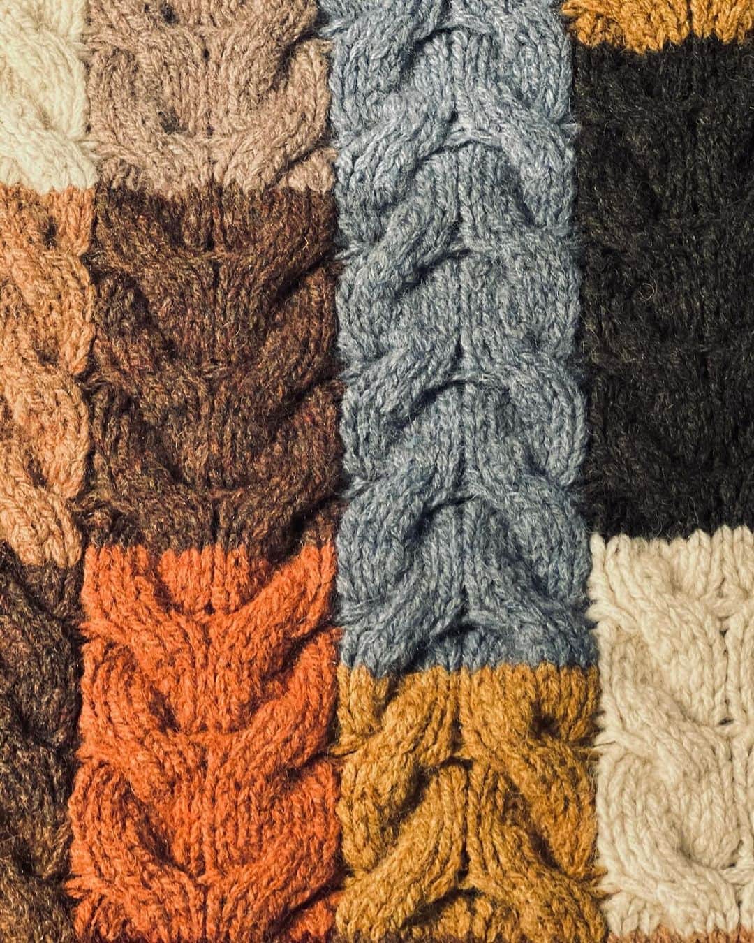 BEAMS+のインスタグラム：「・  BEAMS PLUS RECOMMEND  BEAMS PLUS  “Patchwork hand-knit”  The patchwork series has been a staple of BEAMS PLUS every season. This season, the cable knit is handmade, and the hand-knit fabric and texture are unique to hand-knitting.  -------------------------------------  BEAMS PLUS で毎シーズン定番になっているパッチワークシリーズ。 今シーズンはハンドメイドで仕立てられたケーブルニット、手編みならではの編み地と風合いをお楽しみください。   #beams #beamsplus #beamsplusharajuku  #mensfashion #handknitsweater」
