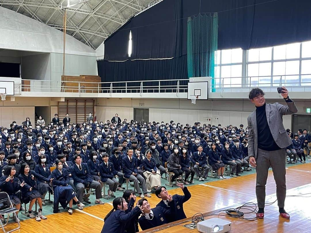 森原康平さんのインスタグラム写真 - (森原康平Instagram)「今日は母校へ！  神中のみんなに元気をもらったよ👍  勉強に部活、その他も楽しみながら お互い頑張ろうねー！！  神辺中学校のみんな！ ありがとう😊  #母校 #神辺中学校 #夢 #森原康平」12月22日 19時47分 - kohei_morihara