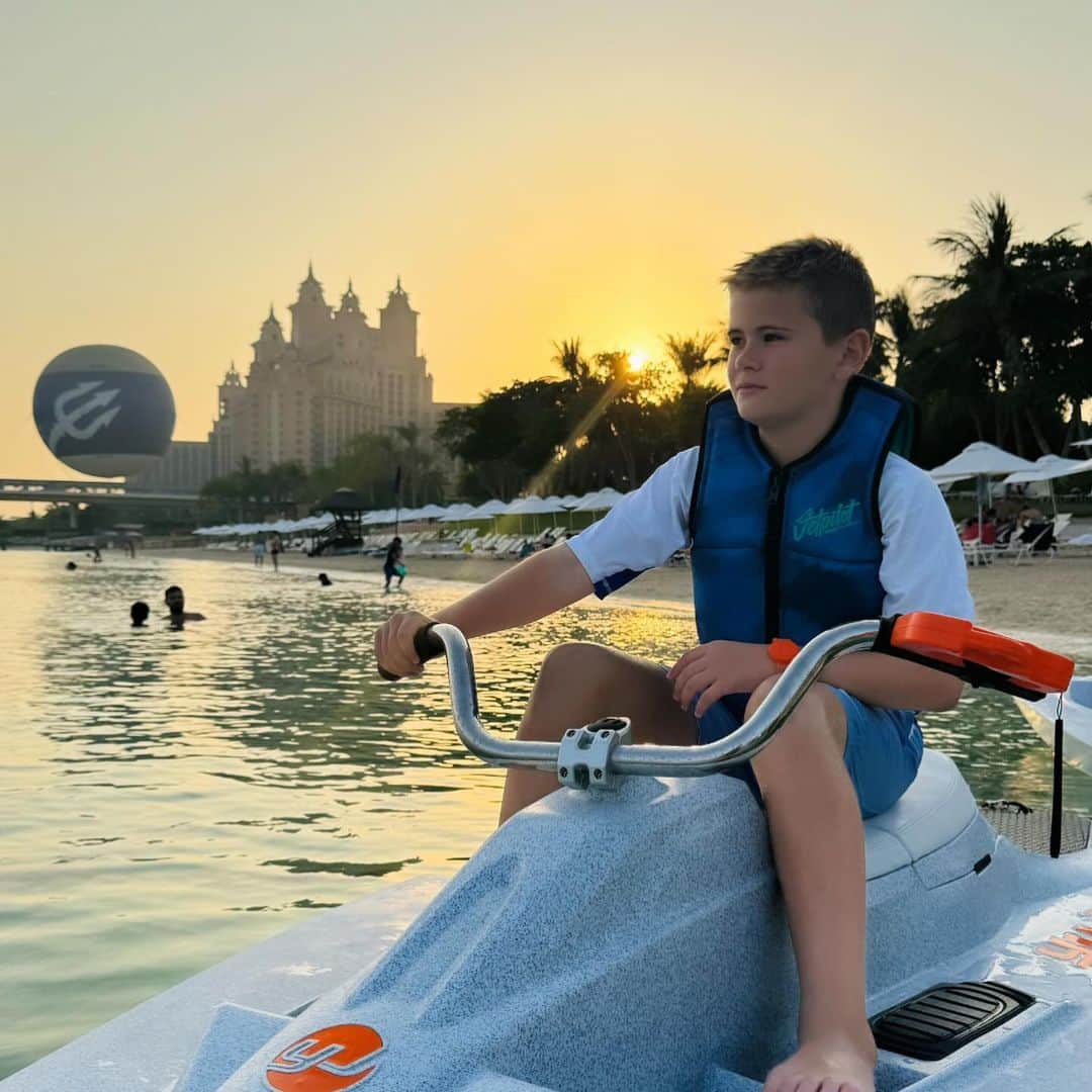 ダニエル・オズボーンのインスタグラム：「My boy.. I can not believe you are 10 YEARS OLD!! 💙 Happy Birthday to my best friend, you are the most incredible boy there is, I am so proud of you & I am so so lucky to be your dad! You have no idea how much you mean to me, no words could explain! I love you with all my heart big guy! Have the best birthday!! ❤️ Can not wait to celebrate with you, have a lovely morning/afternoon with mummy & I’ll be waiting for you ❤️」