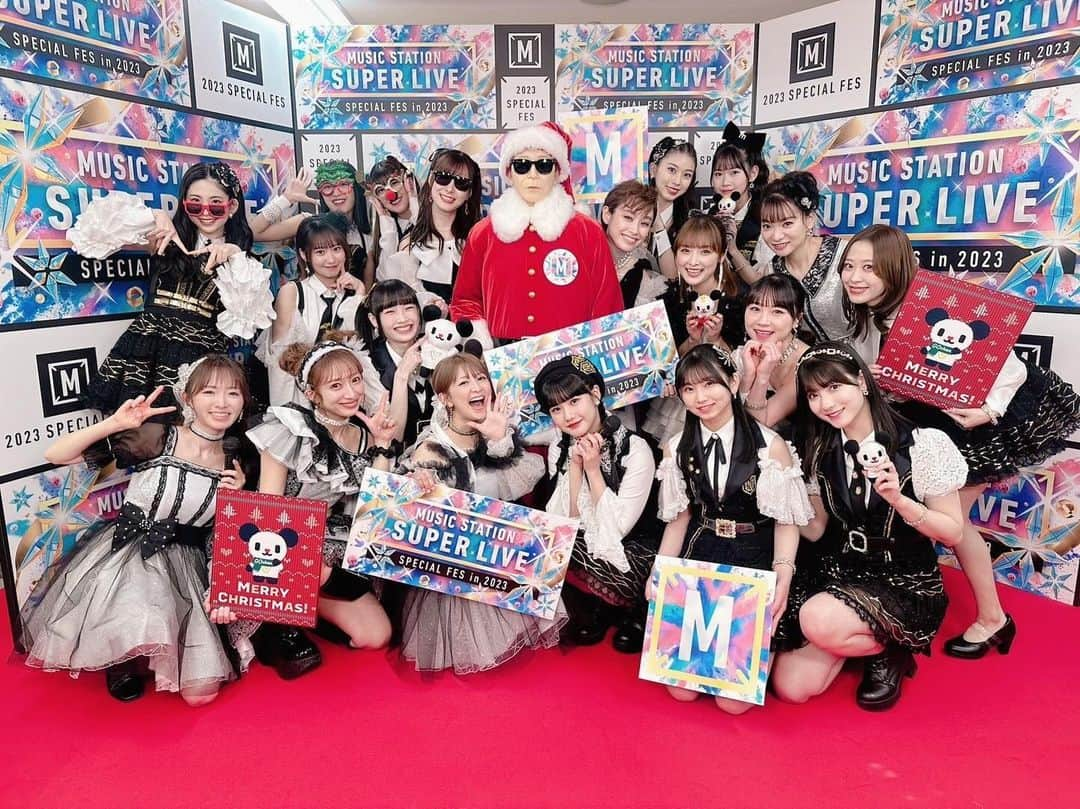 紺野あさ美のインスタグラム：「タモサンタさんとモーニング🎅💓  始まったらあっという間😁 楽しかった〜！！！  前に出たのはもう15年前？もっと前？笑 またMステに出演させて頂く日が来るとは…  これも現役メンバーが モーニング娘。を進化し続けてくれているからだなぁと 思います☺️💓  リハも楽屋時間も ステージも 懐かしく幸せな時間でした✨  #モーニング娘のmステが超超超いい感じ  #mステスーパーライブ」