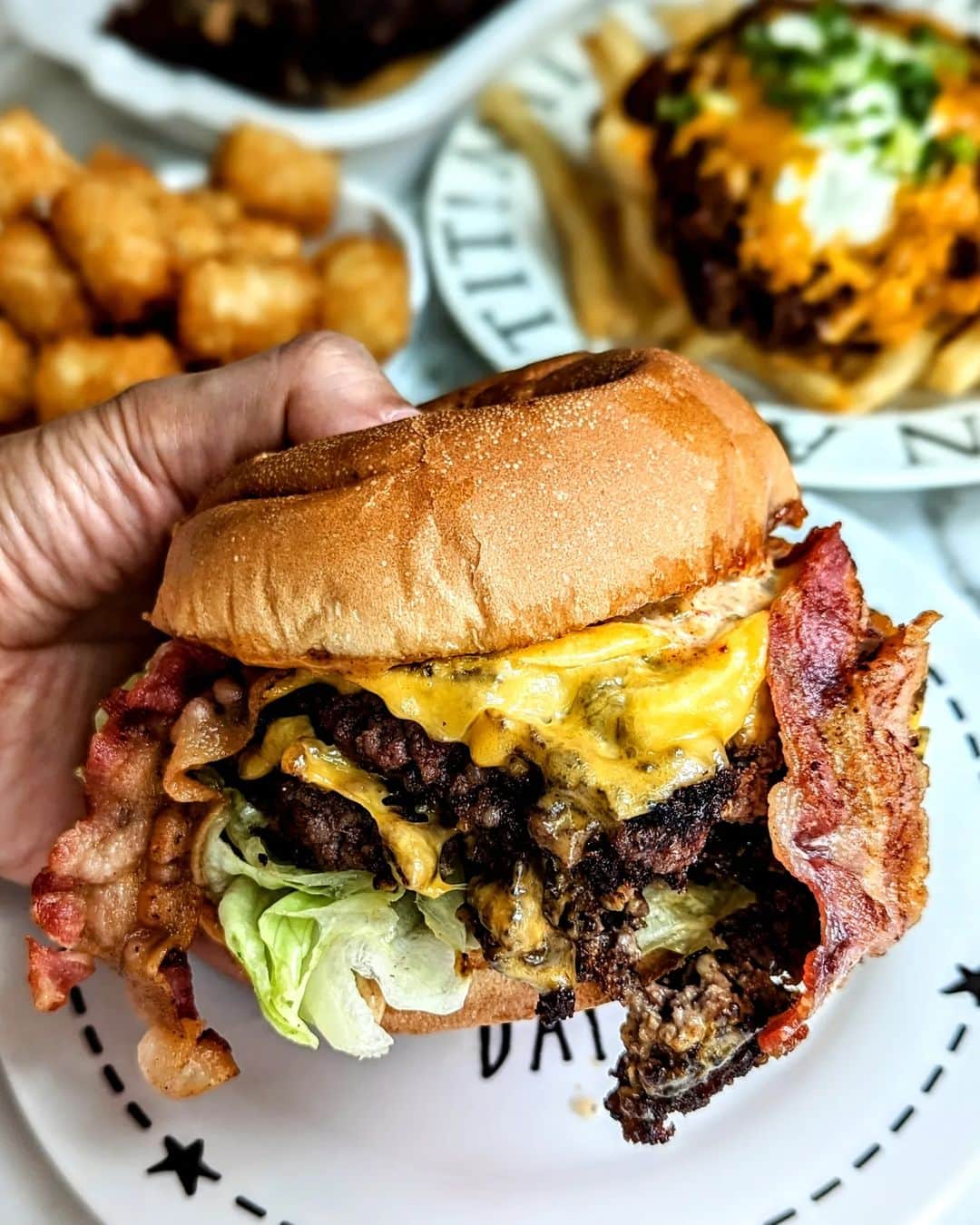 Li Tian の雑貨屋のインスタグラム：「15% OFF your orders with code "TAKE15"  Only when u order via @honbo.burger online delivery platform @oddleeats    Choose from the signature burgers Golden Standard, the Scallop, chilli fries, tater tots and many more! They tasted as good as when I had them in store. This is truly a great chance to order online and enjoy them at home!   Hurry! limited time only!   #sgfood #sgfoodie #burgers」