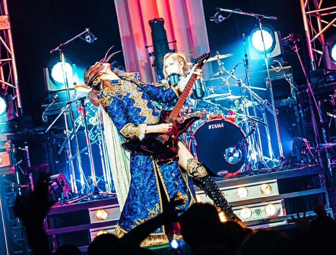 TERUのインスタグラム：「2023.12.14『CHATEAU DE VERSAILLES』Zepp Haneda！(。・_・。)/🌹」