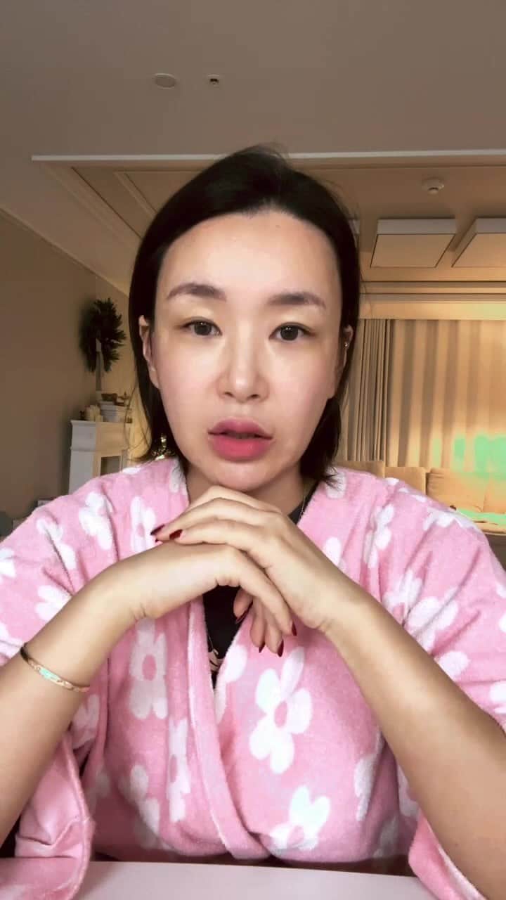 ペ・ユンジョンのインスタグラム：「그대들  메리크리스마스용💄💄 립파우더 낼 마감이에용」
