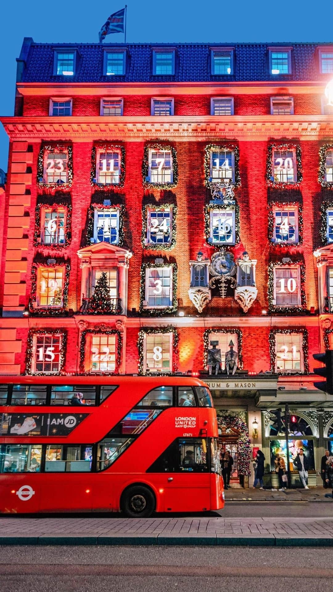 Izkizのインスタグラム：「POV: you spend christmas in London ✨🎄 I love the Mayfair area for Christmas facades and decorations. Featured locations:  📍Cartier Bond Street 📍Chanel Bond Street 📍Fortnum & Mason 📍Dior Bond Street 📍Burlington Arcade 📍Chanel Bond Street 📍Cartier Bond Street 📍Annabel’s Mayfair  #Xmas #ChristmasinLondon #LondonatChristmas London at Christmas, Christmas, London, Christmas lights, Christmas decorations, Xmas in England #London #england #VisitLondon #Christmas #XmasinLondon Christmas lights in London #Mayfair」