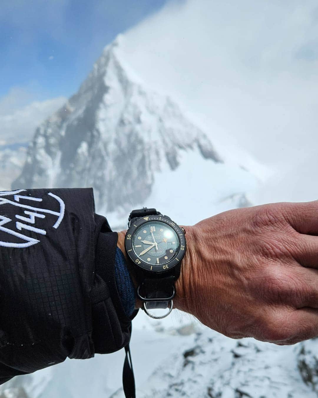 ブレモンのインスタグラム：「TAKE IT FURTHER 🏔️  Adventurer @aldokane taking the Bremont S502 Jet to extreme heights  Shop now at the Link-in-Bio 🔗  #TakeitFurther #Bremont #Watches #S302 #everest #aldokane #expedition #adventure #explorer #toolwatch #divewatch #climbing #mountaineering」