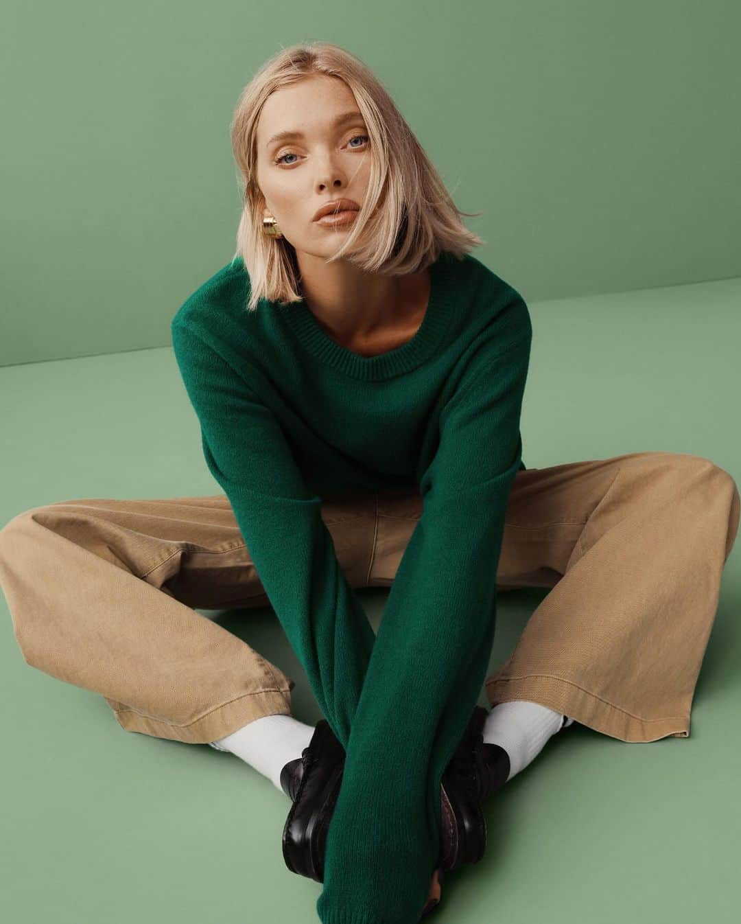 GAPさんのインスタグラム写真 - (GAPInstagram)「Wrap up the warmth of the season in our CashSoft Collection. Easy to care for, easy to love, a favorite to give & receive.  Elsa Hosk wearing The Crewneck Sweater in CashSoft for Gap, Holiday 2023.」12月23日 2時04分 - gap