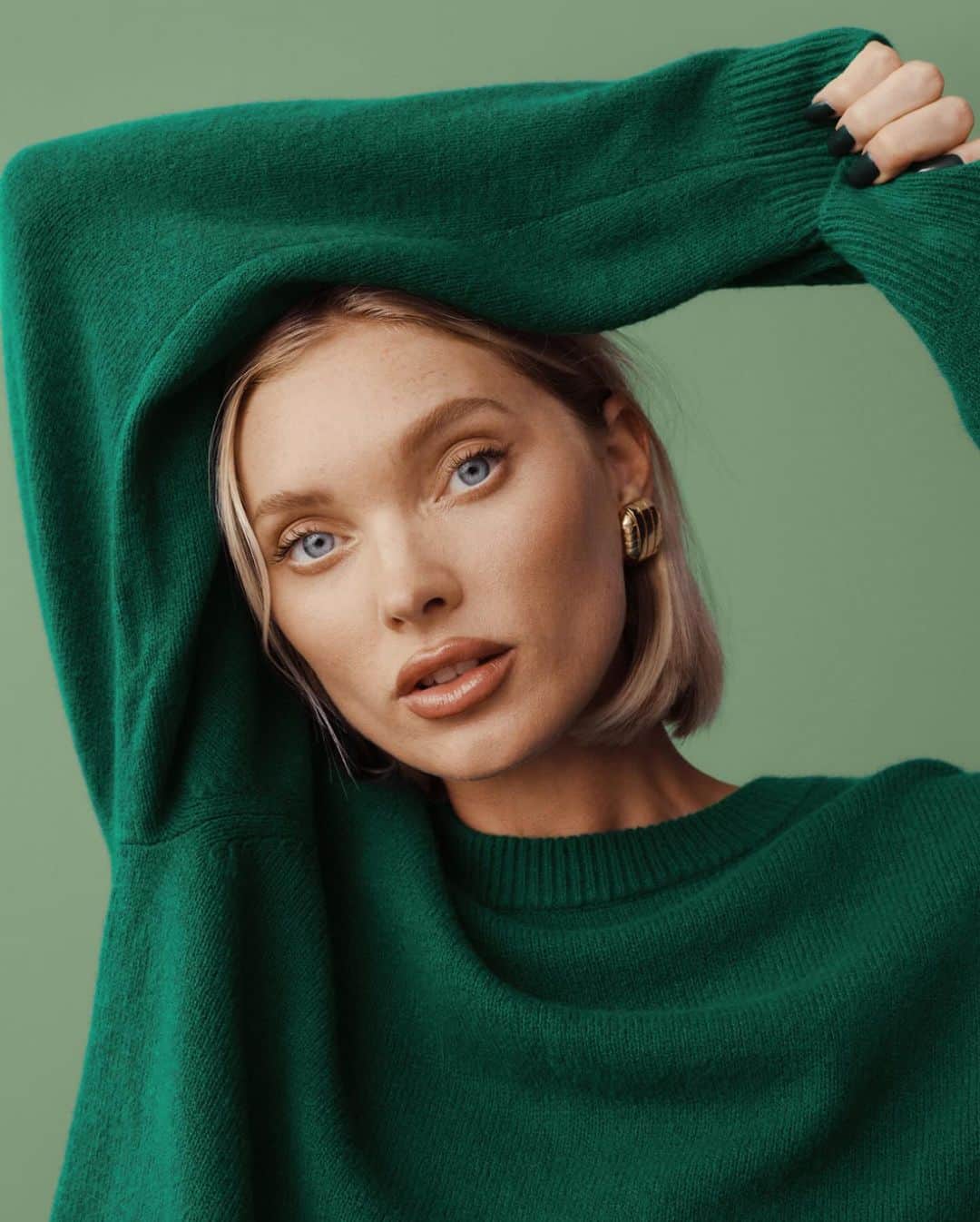GAPのインスタグラム：「Wrap up the warmth of the season in our CashSoft Collection. Easy to care for, easy to love, a favorite to give & receive.  Elsa Hosk wearing The Crewneck Sweater in CashSoft for Gap, Holiday 2023.」