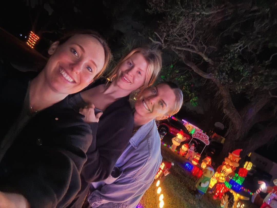ペイジュ・レイリーのインスタグラム：「Homegirls ❤️   #girlsquad💖 #christmaslights #walking」