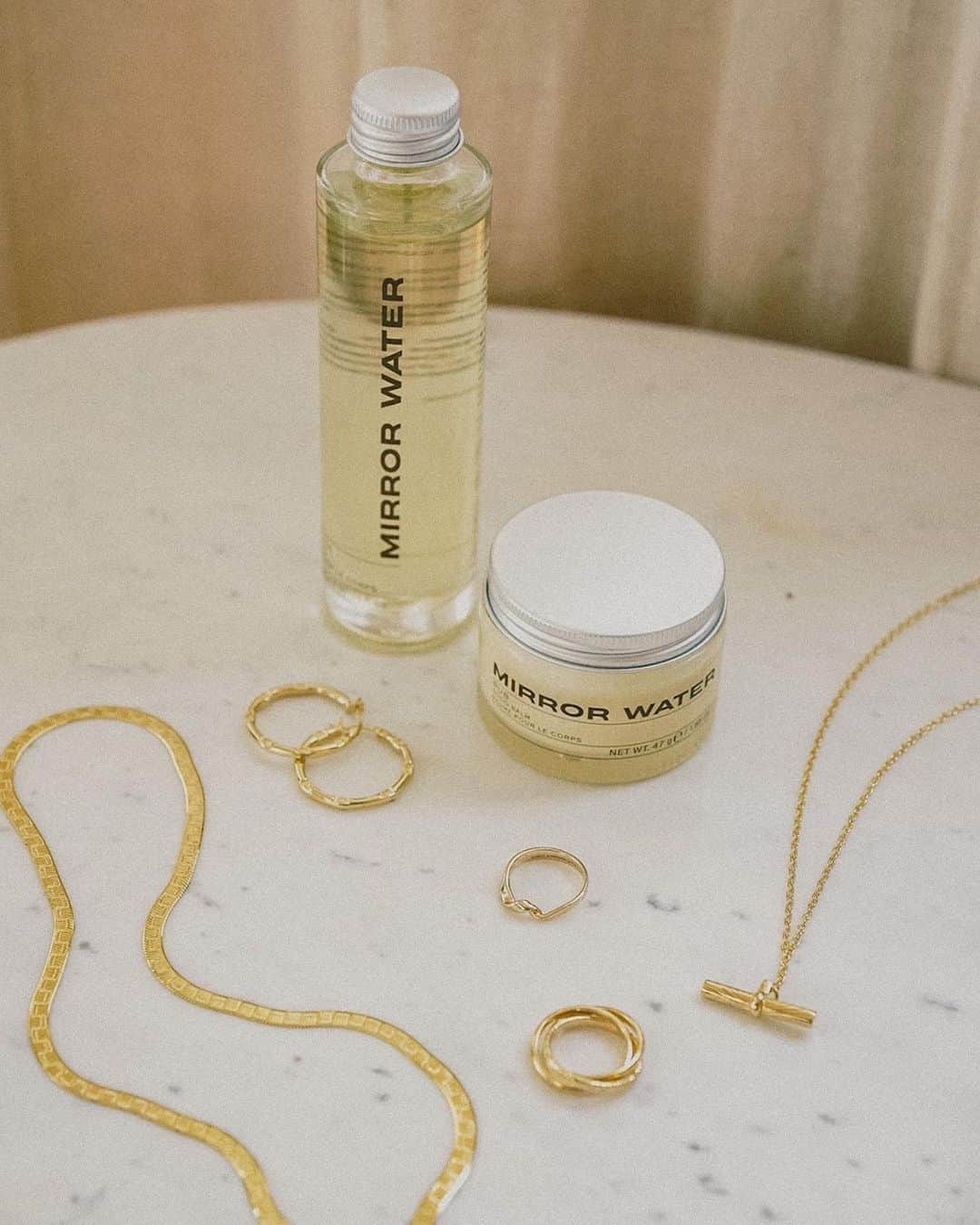 Estée Lalondeのインスタグラム：「COMPETITION TIME 🛁 ⠀⠀⠀⠀⠀⠀⠀⠀⠀ You’ll want to take some downtime post Christmas festivities. To do so, we’re giving you the chance to win @mirrorwater.earth SMOOTH Body Oil and RUB Solid Balm, as well as £250 to spend at @daisylondon ⠀⠀⠀⠀⠀⠀⠀⠀⠀ To enter: *Follow @esteelalonde, @daisylondon and @mirrorwater.earth *Tag a friend, and let us know how you spend some downtime ⠀⠀⠀⠀⠀⠀⠀⠀⠀ Entries close at 6pm on Friday 29th with the winner contacted shortly after. Good luck!」