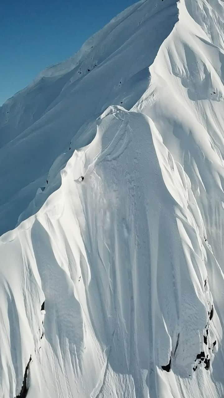 ジェイミー・アンダーソンのインスタグラム：「Two Olympic golds, 21 @XGames medals, and now MOM 👏 Dive into the life of @JamieAnderson in her new part, ‘REFLECTIONS.’  Link in @Shred_Bots bio to watch.  #MonsterEnergy #Snow #Snowboard #Snowboarding #ActionSports」