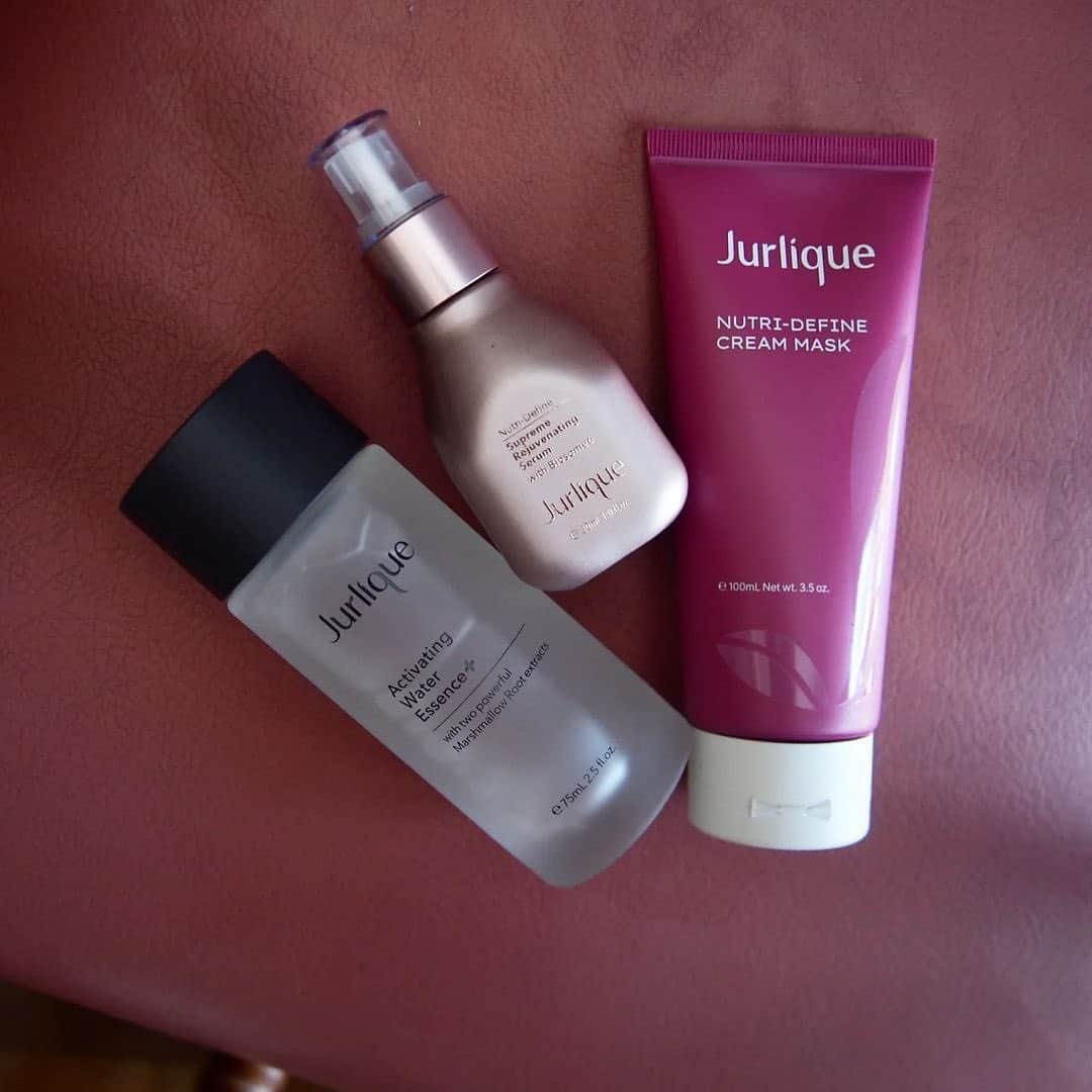 ジュリークさんのインスタグラム写真 - (ジュリークInstagram)「skin@lilynotlouise has the ultimate glowy skincare lineup ✨ free from artificial colors and fragrances, making them safe and beneficial for most skin types 💫 . . . #jurliqueusa #skincare #naturalskincare #glowyskincare #skincareroutine #stockingstuffers #hydratingskincare #hydratingmask #faceserum」12月23日 5時05分 - jurliqueusa