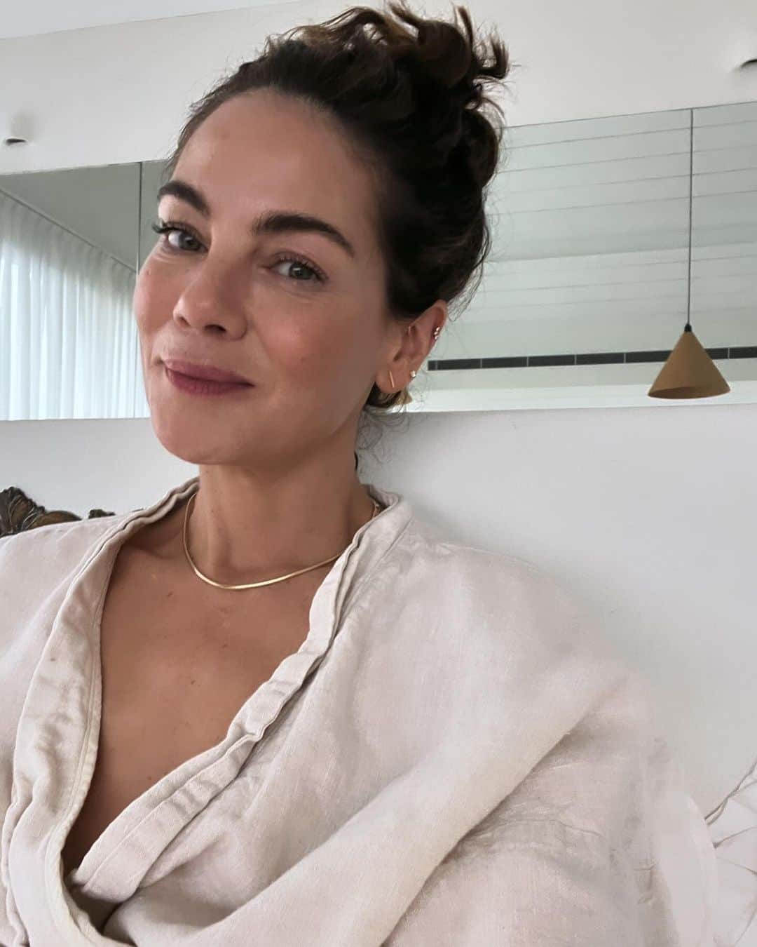 ミシェル・モナハンのインスタグラム：「Down Under and over the top happy.🥰 #holiday」