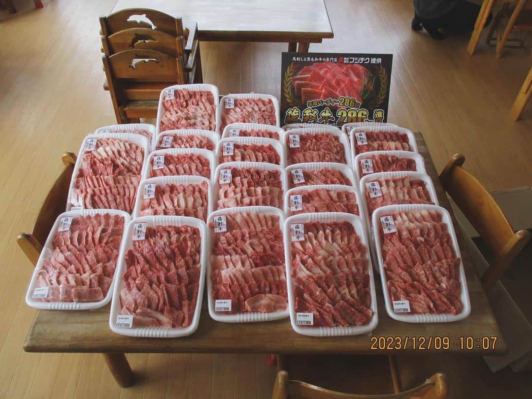 笠りつ子のインスタグラム：「【熊本市子ども食堂プロジェクトのご報告】 年間獲得バーディー数1個につき1キロのお肉を寄付するプロジェクトを立ち上げて3回目となりました🥩  今年は286個のバーディーを獲得する事ができ、286キロのお肉を子供達に届ける事ができました☺️  今年もこのプロジェクトに賛同頂いた フジチク様のご協力により、子供達に美味しい地元ブランド牛の藤彩牛を提供できました  お仕事の関係でフードバンク熊本で開催されるBBQに参加する事ができませんでしたが、子供達の笑顔の写真が送られてきました  来年も子供達に美味しいお肉で笑顔を届けられるように頑張ります‼️‼️‼️‼️‼️‼️」