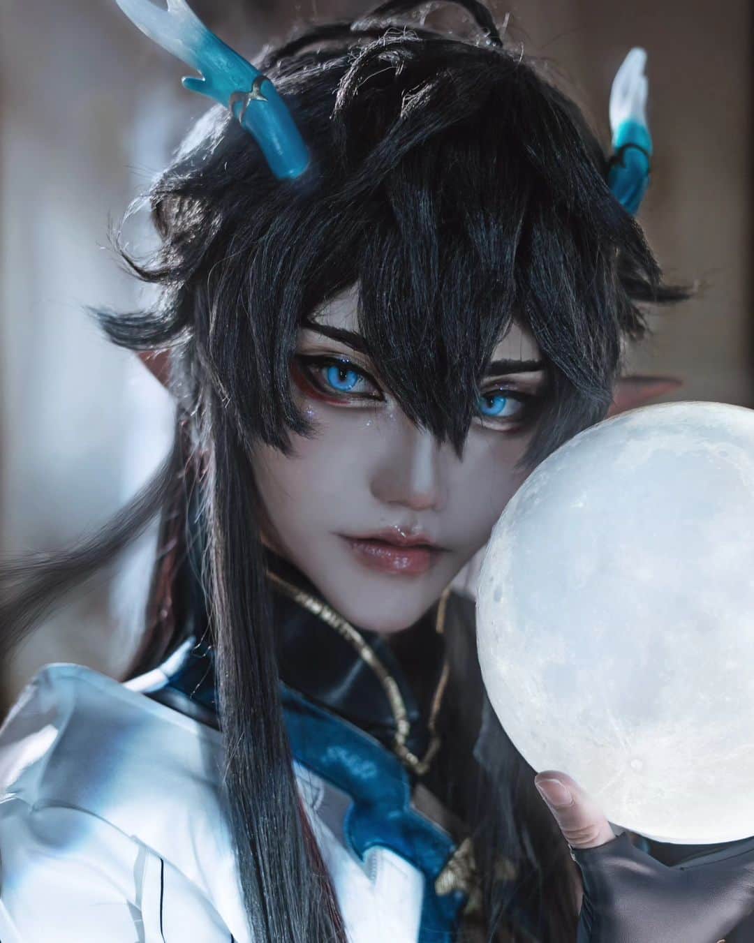 ひかりんのインスタグラム：「Many of you guys asked for me to cosplay Imbibitor, of course I gotta do this handsome man ✨ his A5 set is available for the first time at CF today ! Come get them before they are gone ~  Photo | @nanarijuice #imbibitorlunae #HonkaiStarRail #honkaistarrailcosplay #danheng #cosplay」