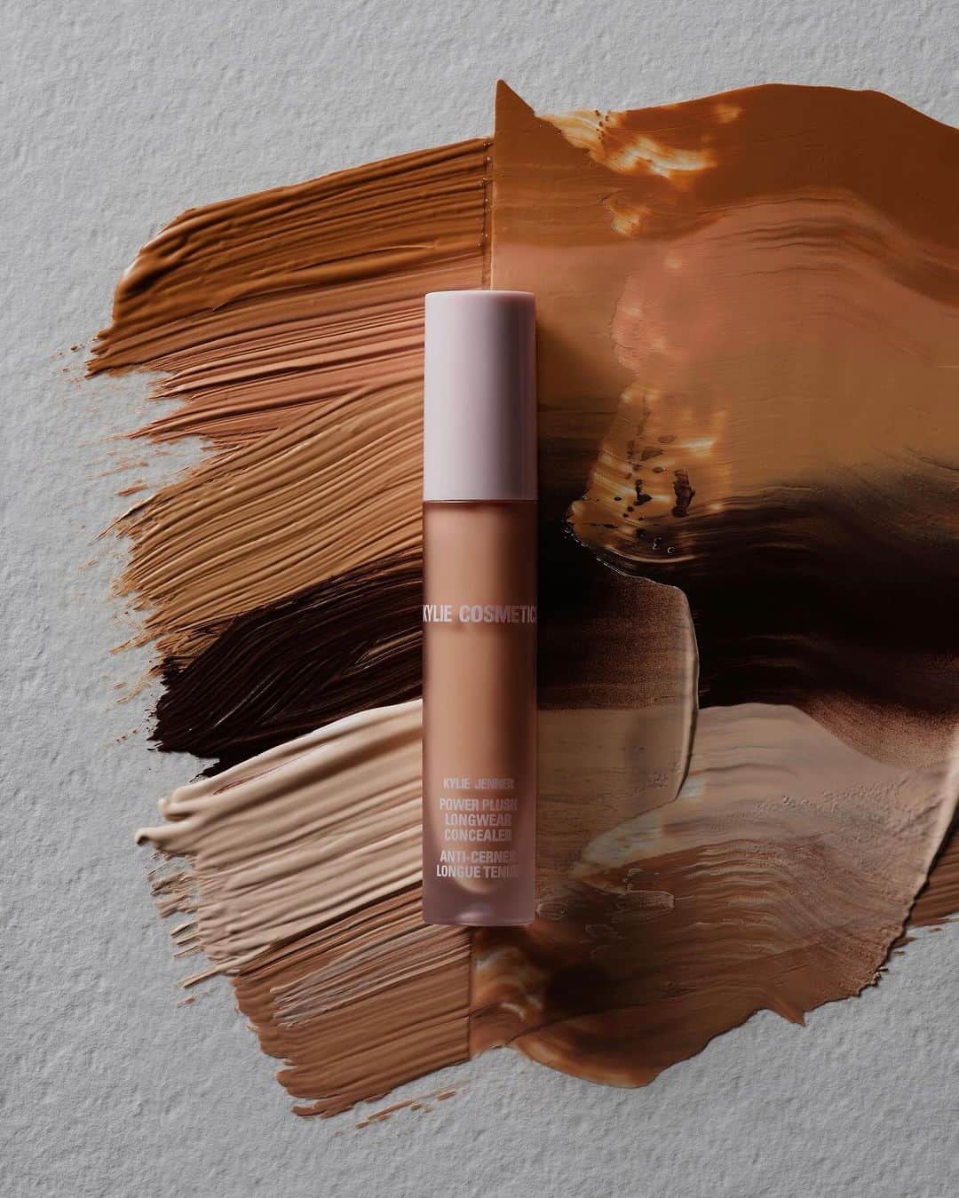 Kylie Cosmeticsのインスタグラム：「power plush concealer 🤍 our must-have for smooth, blurred and hydrated skin」