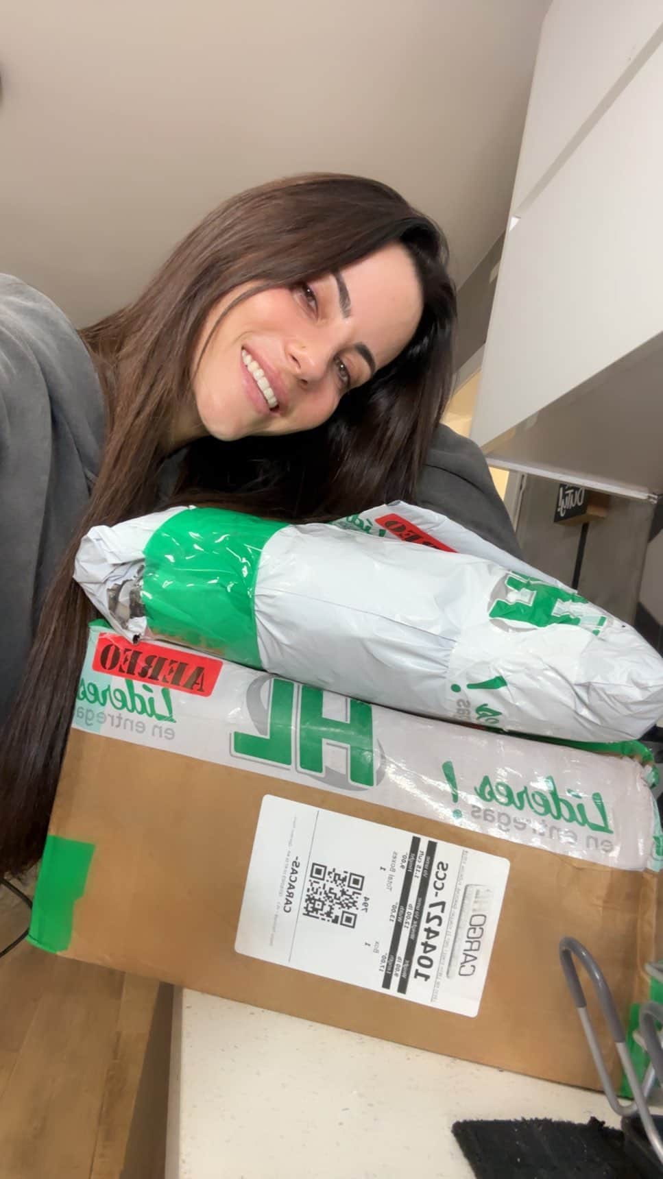 ポーラ・ベビラクアのインスタグラム：「Cierto o falso ?   Díganme quiénes han pasado algún susto con los regalos ??   Gracias @cargo.hl   #humor #verdad」