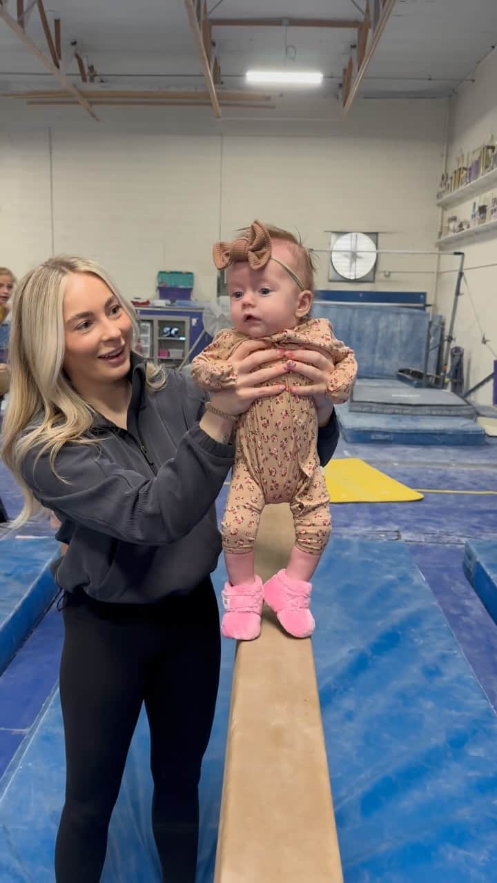 ミカイラ・スキナーのインスタグラム：「Brought Lottie to the old stomping grounds today!🫶🏼🤸  #gymnast #olympian #baby #desertlightsgymnastics」