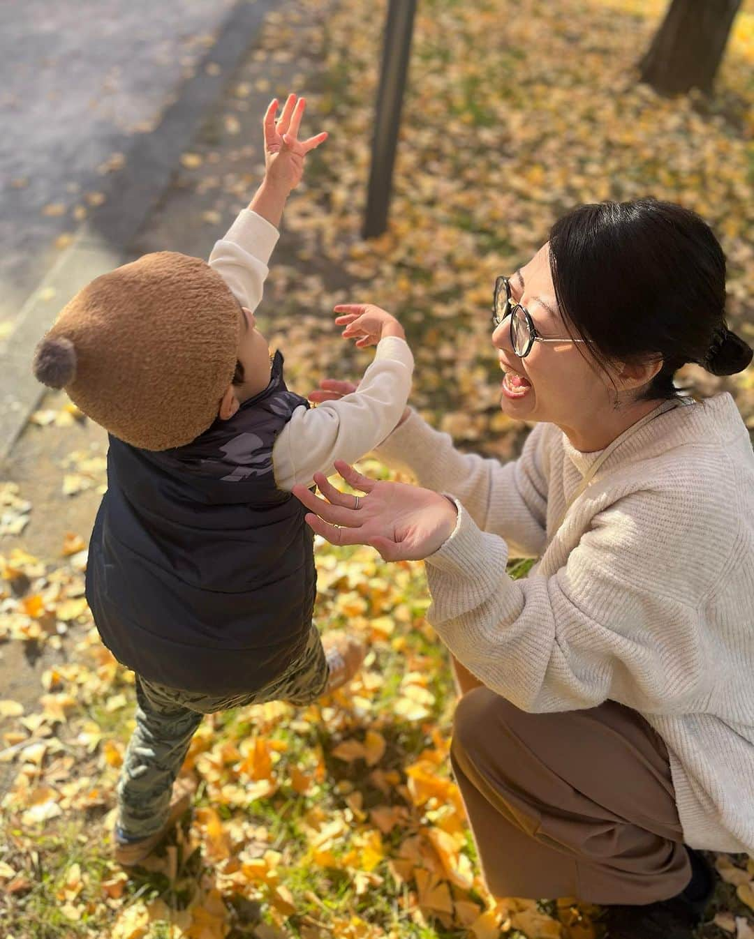 大湯みほさんのインスタグラム写真 - (大湯みほInstagram)「………  わぁわぁ✨✨もうすぐ、師走🍃🧹 明日はクリスマス🎅イブじゃないですか〜  焦って、過去ピック、季節感がズレてしまっておりますが  イチョウと戯れる坊や👦です🍂  ここのイチョウ並木は撮影にでも使えるんじゃないか〜ってくらいの迫力があって✨どこを見ても、たくさんの黄色い葉っぱ🍂に囲まれてて  秋空とマッチしておりました🍃🍃🍂  写真整理も兼ねて、どんどんアップしていきまーす🙋‍♀️笑」12月23日 11時01分 - nukazukemiho0320