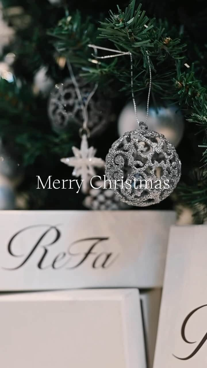 ReFa【MTG公式】のインスタグラム：「Merry Christmas with ReFa🎄​ ​ 大切なあの人へのギフトに、いつも頑張っている自分へのご褒美に。​ 心を込めた贈り物にはぜひReFaを。​ ​ あなたはギフトにどんなReFaアイテムを選びますか？🎁​ ​ #ReFa #リファ #ReFaタイム #ReFaBEAUTECHDRYERSMART #リファビューテックドライヤースマート #リファドライヤー #ReFaHEARTBRUSHRAY #リファハートブラシレイ #ReFaFINEBUBBLEPURE #リファファインバブルピュア #gift #ギフト #Christmas #クリスマス #美髪ケア #セルフケア #自分磨き #美容時間 #ヘアケア #美髪ケア​」